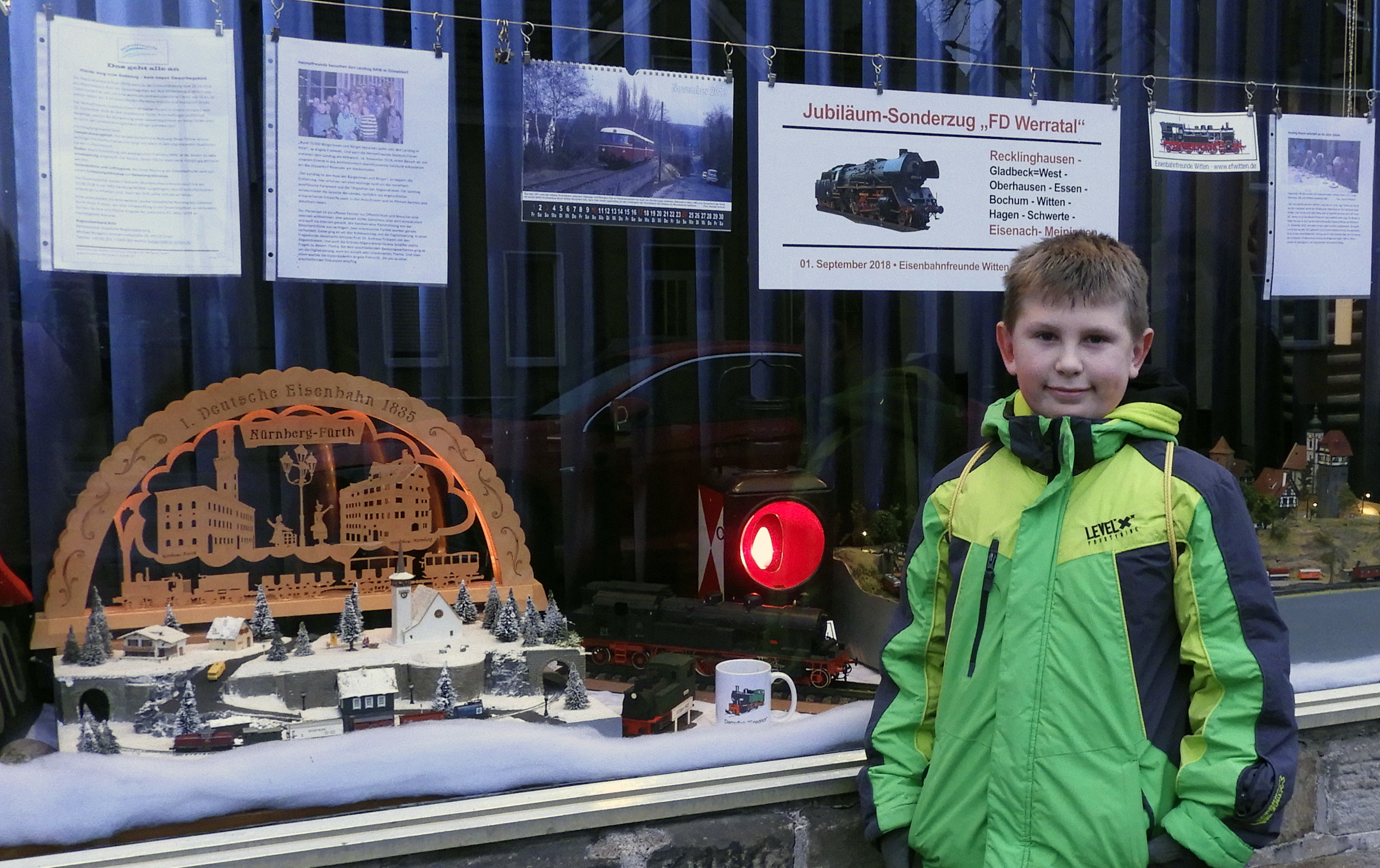 Eisenbahnfan Jan Wesch hat lange auf die Modelle gewartet.