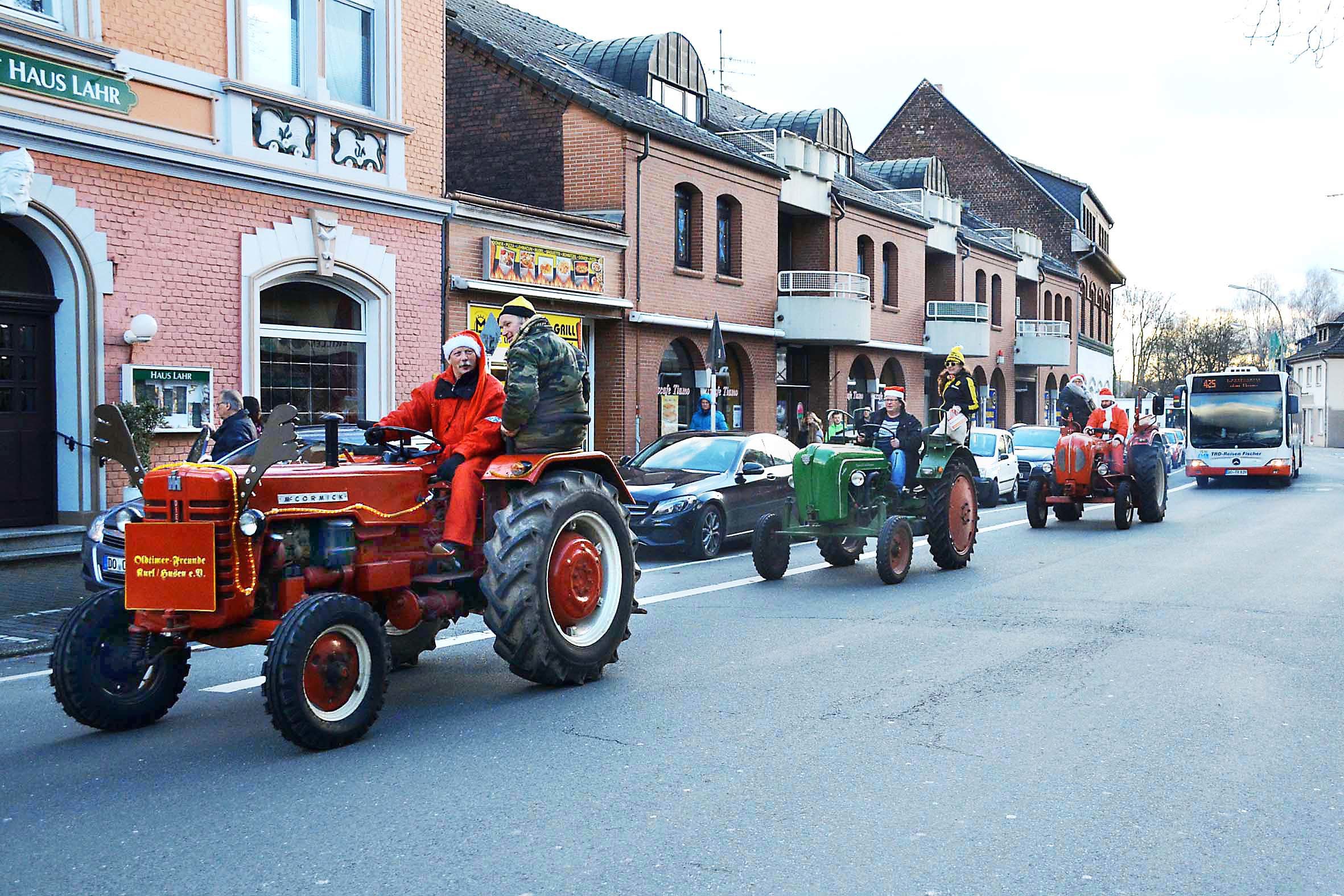 Nur der Bus der Linie 425 war zwar rot-weiß, aber leider nicht weihnachtlich geschmückt wie die Oldtimer-Traktoren auf Heiligabendausfahrt - hier im Bild unterwegs auf der Husener Straße.