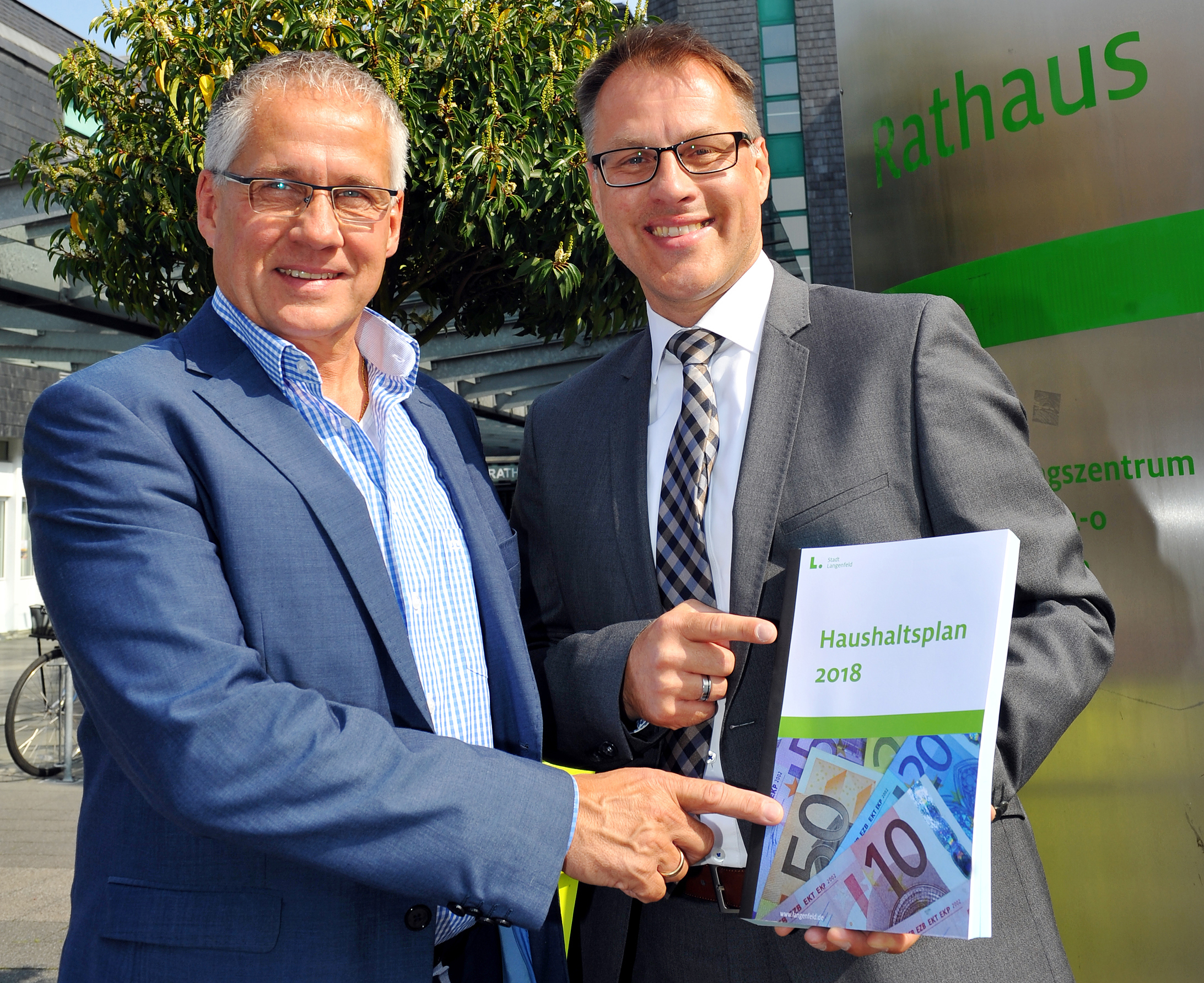 Im Juli trat der neue Stadtkämmerer Thomas Griege (rechts) seinen Dienst an. Zusammen mit Bürgermeister Frank Schneider (links) legte er im Dezember ein Steuersenkungspaket vor. Die Hebesetze für die Gewerbesteuer und Grundsteuer sollen in drei Schritten gesenkt werden. Der Rat entscheidet im März.