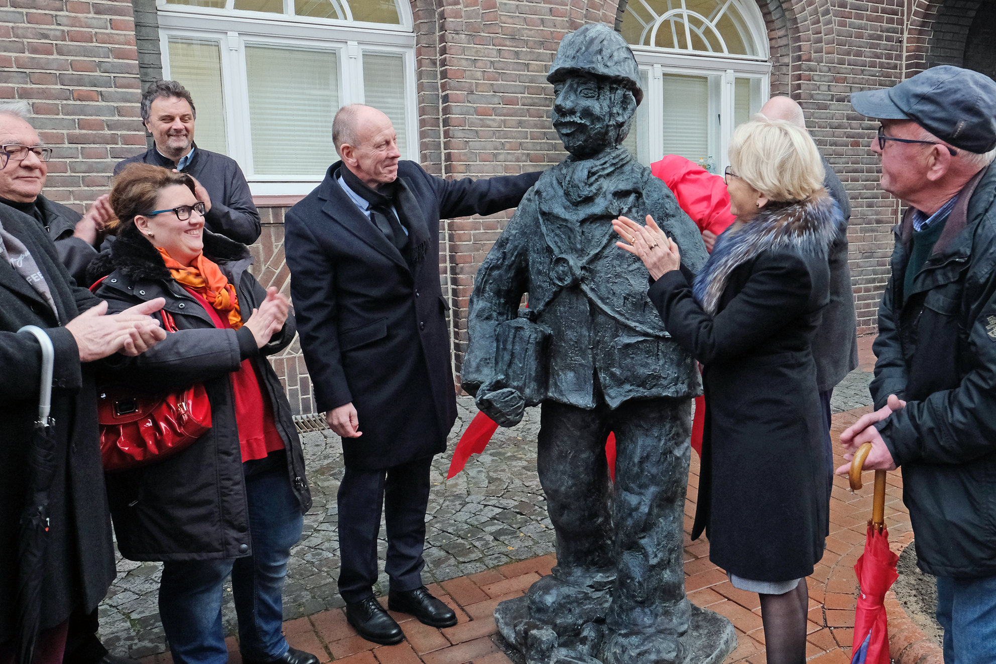 Der Bergmann aus Bronze ist nach einem Entwurf der Bottroper Künstlerin Bernhardine Lützenburg entstanden. Foto: Kappi