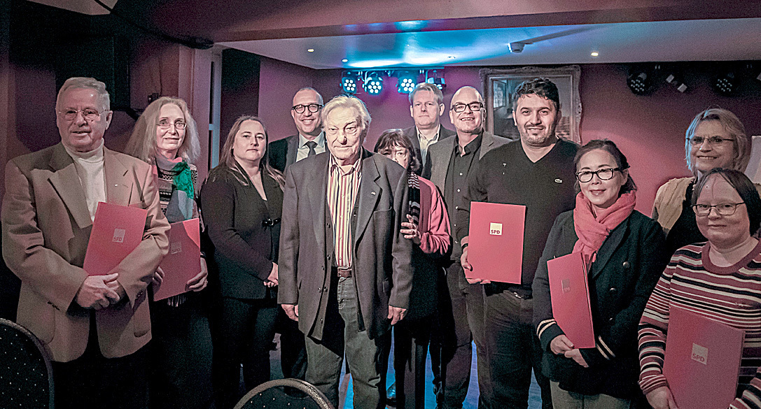 Das Bild zeigt (von links) Rolf Kinter, Dr. Barbara Mahmoud (beide für 40 Jahre geehrt), die Landtagsabgeordnete Sonja Bongers, Stadtkämmerer Apostolos Tsalastras, das mit der Willy-Brandt-Medaille geehrte Ehepaar Heinz und Ingrid Brieden, den SPD-Vorsitzenden Dirk Vöpel, den Ortsvereinsvorsitzenden Axel J. Scherer, Ercan Telli (25 Jahre), die Ehefrau von Yong Kil Cha (25 Jahre), Ortsvereinsmitglied Imke Halbauer, die mit ihrem Gesang stimmungsvoll die Ehrung eröffnet hatte, und Andrea Samotta (25 Jahre). Foto: privat