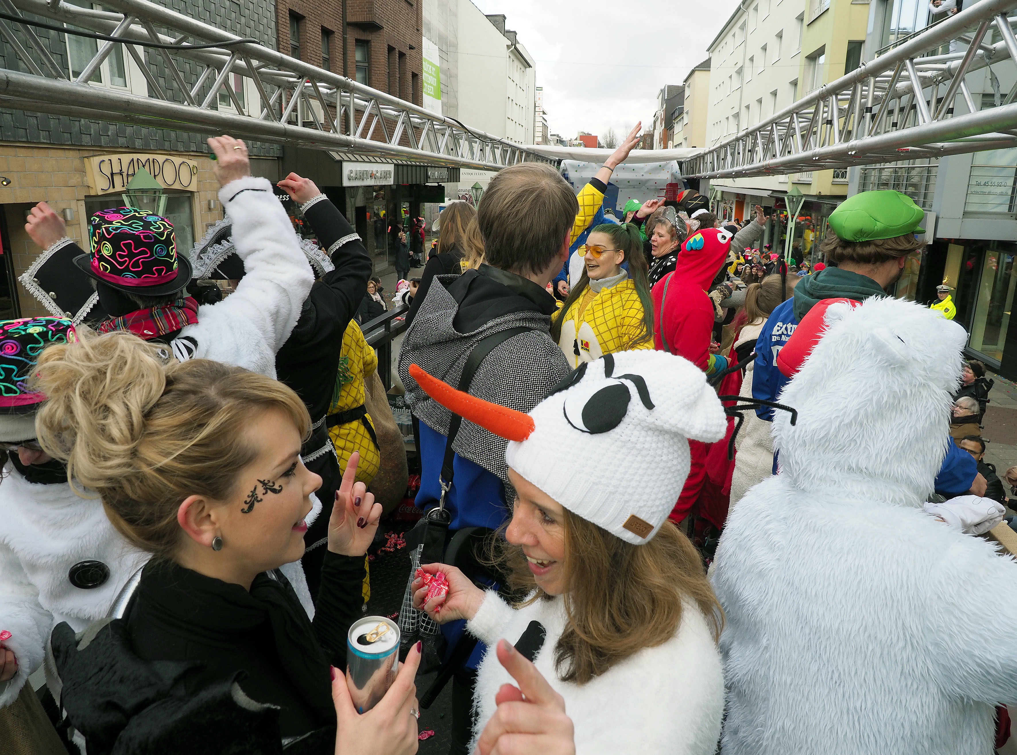 Chic kostümiert auf dem Rosenmontagszug - diesmal vielleicht mit einem Kostüm aus dem Theaterfundus?