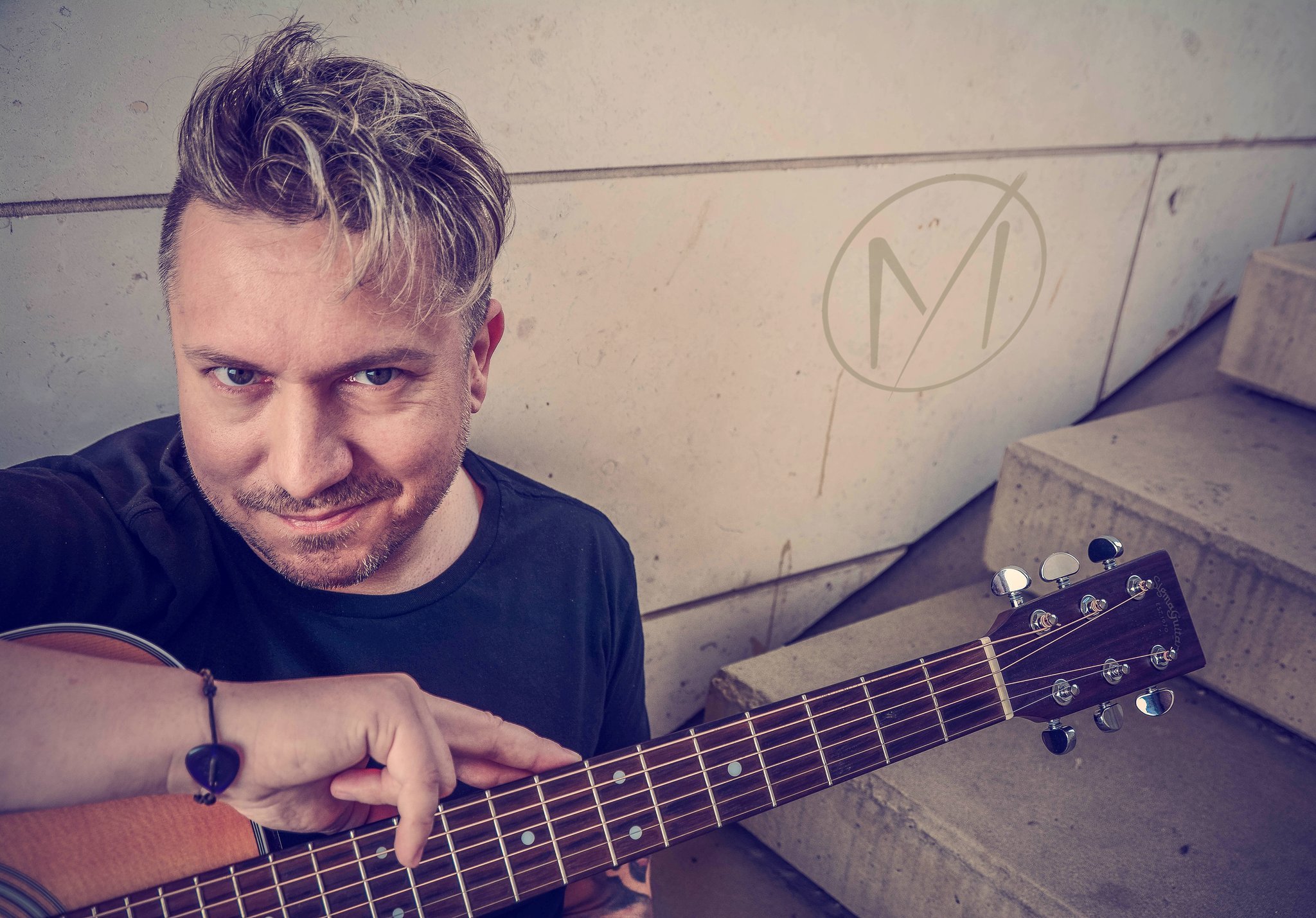 Len Mette kommt im Februar mit seinem Bühnenprogramm #langsambidde, mit einer ordentlichen Portion Humor und Musik ins Kunst-Café.