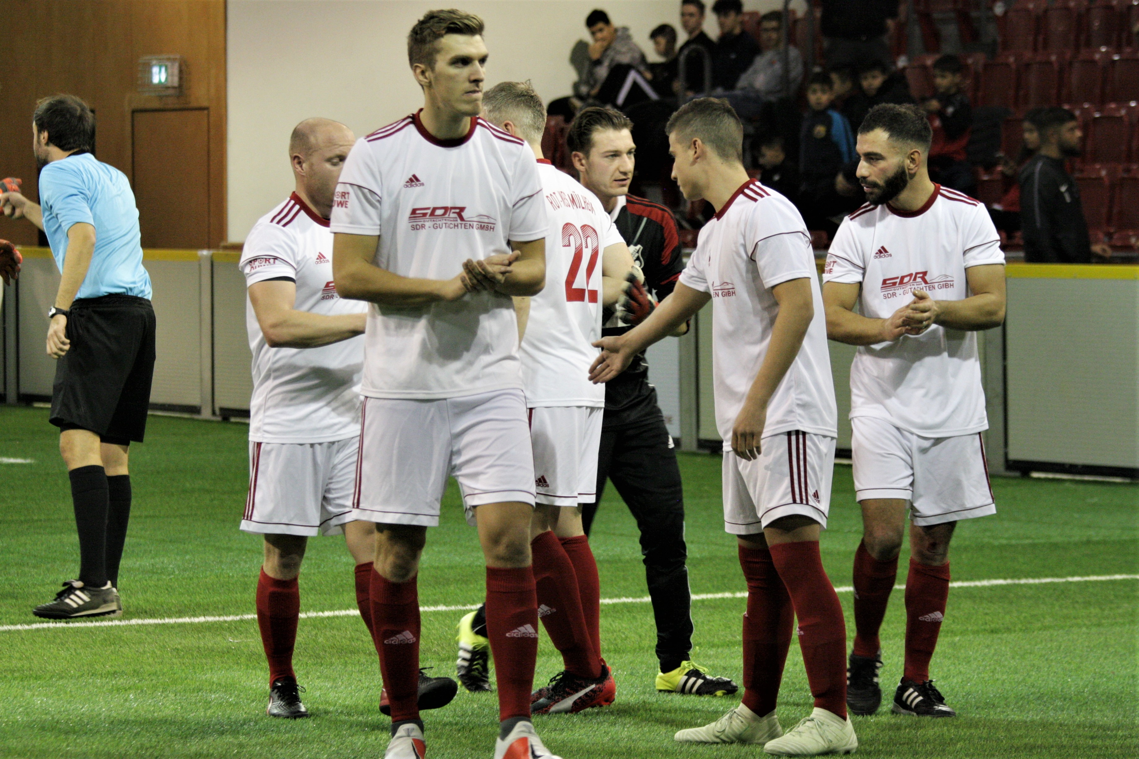 Das Team des SV Rot-Weiß stimmt sich auf das erste Spiel ein.
