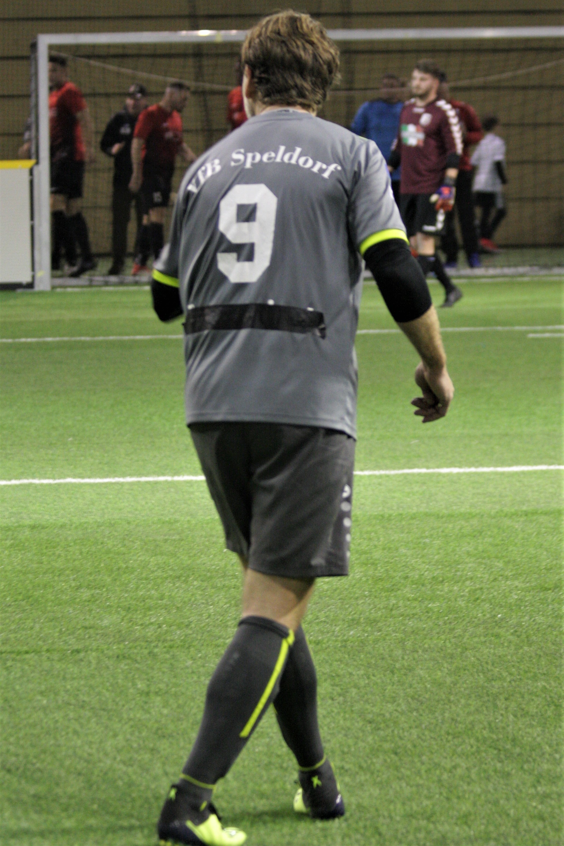 Für ihn war kein Trikot vorgesehen : Thorsten Burgsmüller, der normalerweise bei den "Alte Herren" der Speldorfer spielt, musste jetzt wieder ran. Und traf gleich fünf Mal ins Schwarze!