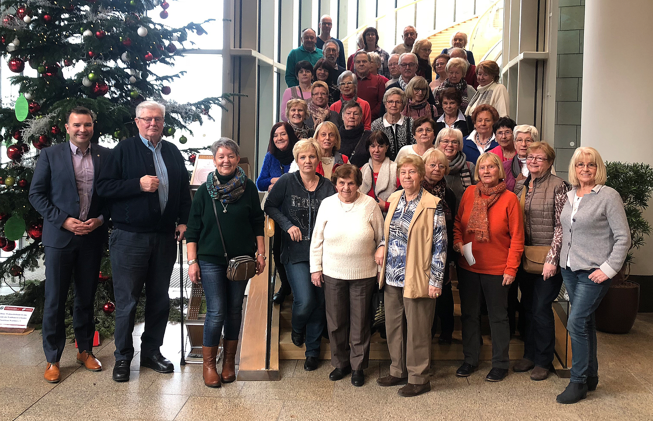 50 Personen stark war die Besuchergruppe des SPD-Ortsvereins Gladbeck-Ost bei ihrem Besuch im Düsseldorfer Landtag, wo die Gäste vom SPD-Landtagsabgeordneten Michael Hübner (links) begrüßt wurden.