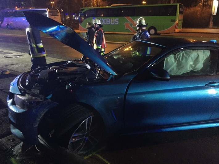 Dieses Auto rutschte auf nasser Fahrbahn auf den Gehweg und riss eine Laterne um, die einen Fußgänger schwer verletzte. Foto: Feuerwehr