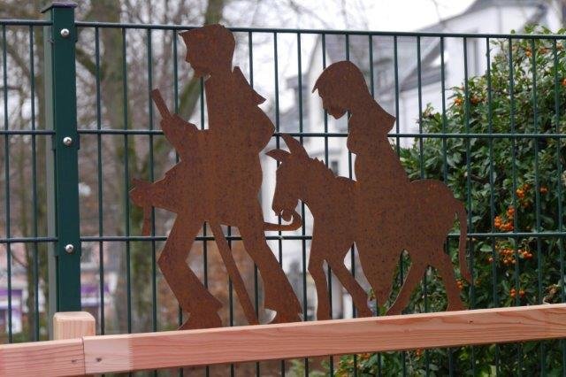 Die aus einer fünf Millimeter dicken Stahlplatte herausgelaserten Motive sind den heiligen drei Königen oder den Hirten vor dem Stall in Bethlehem nachempfunden.
