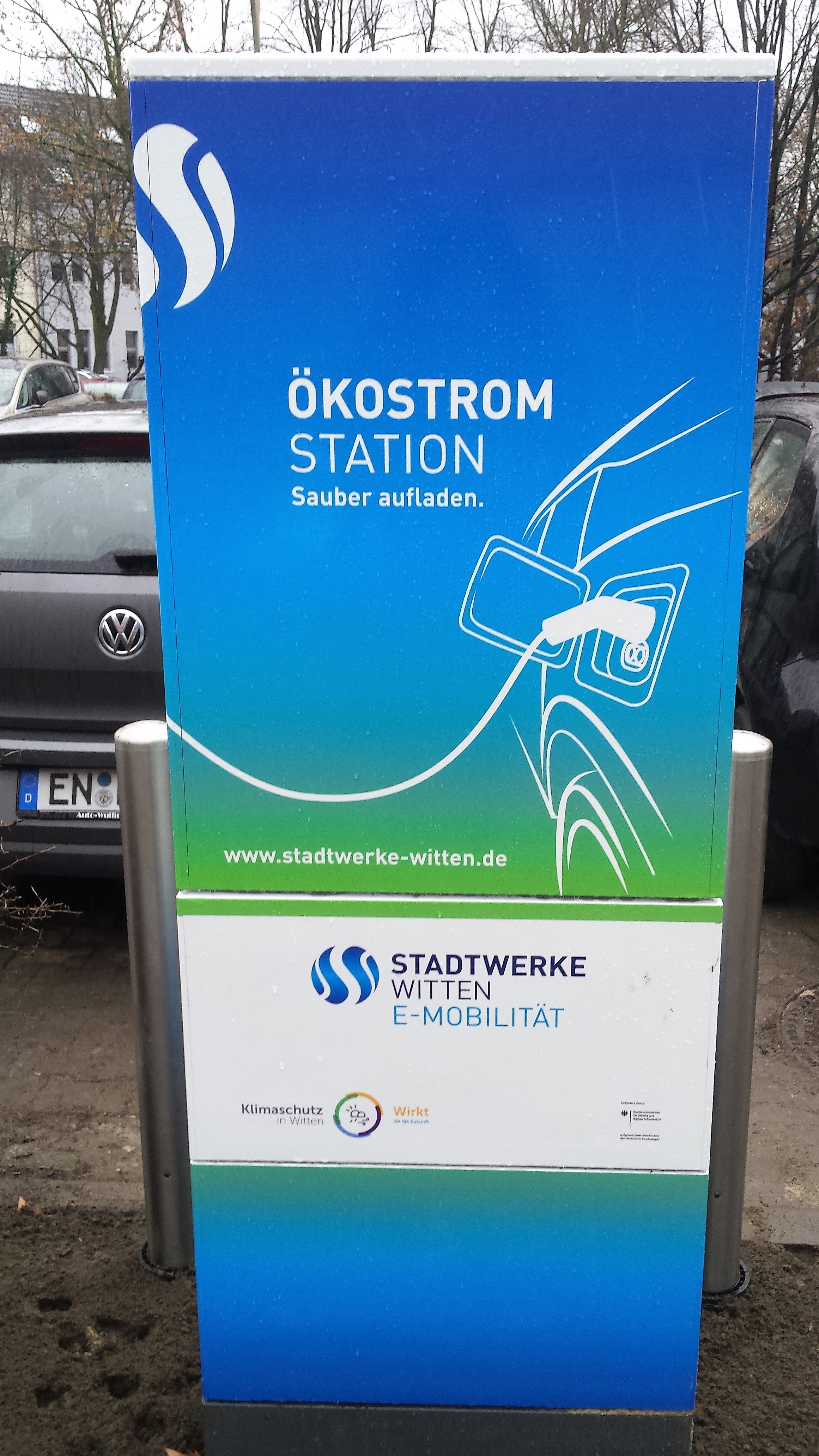 Neue Ladesäule mit Ökostrom der Stadtwerke Witten für Ektroautos gegenüber vom Saalbau