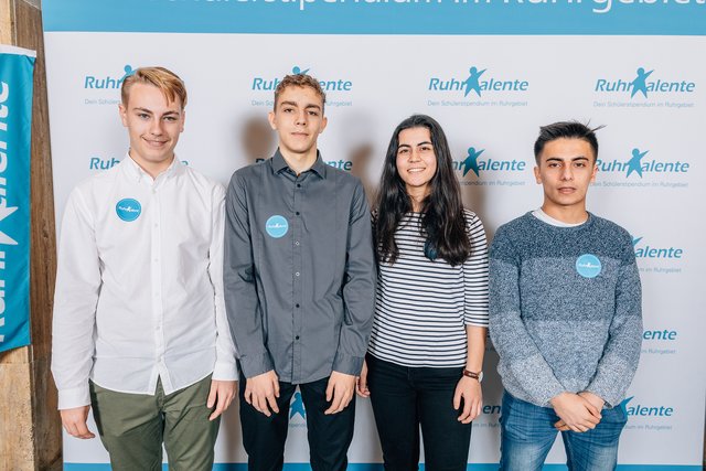 Vier der fünf RuhrTalente aus Bochum und Wattenscheid (v.l.): Robin John (Willy-Brandt-Gesamtschule), Jonas Grede und Günes Öngün, beide Maria-Sibylla-Merian-Gesamtschule, und Mohamad Ali Mohamad vom Märkischen Gymnasium. Es fehlt Ira Weinz.