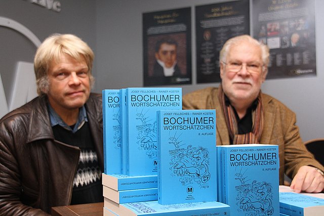 Autor Rainer Küster (r.) und Illustrator Johannes Habig präsentieren die achte und letzte Auflage des „Bochumer Wortschätzchen“.