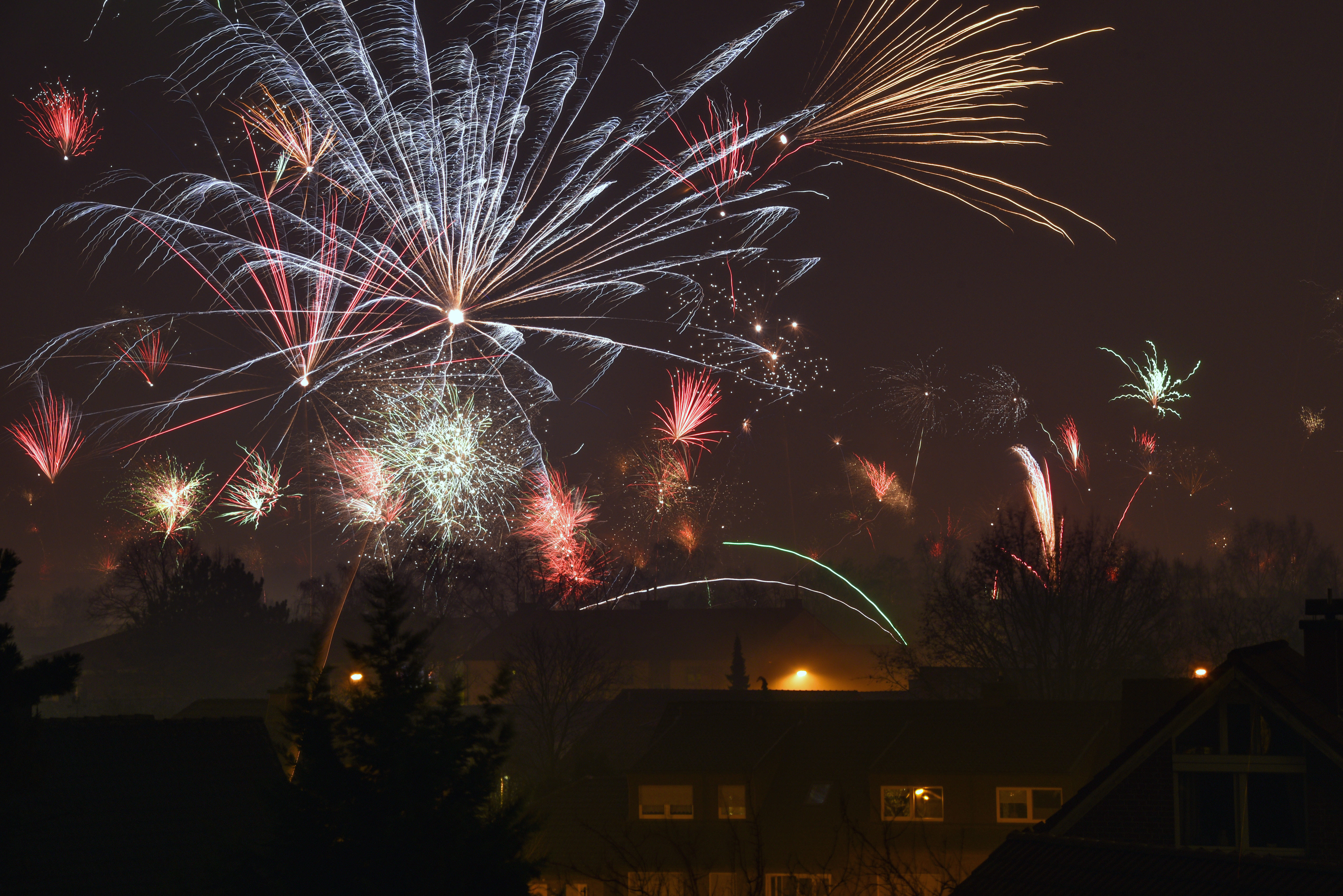 Raketen in der Silvesternacht: Niklas Petrak machte die Fotos in Altlünen.