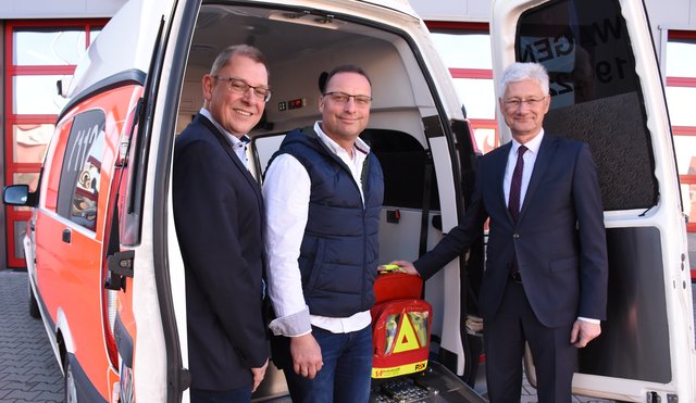 Landrat Wolfgang Spreen (r.) beim Besuch der Rettungswache in Kevelaer am Heiligabend.