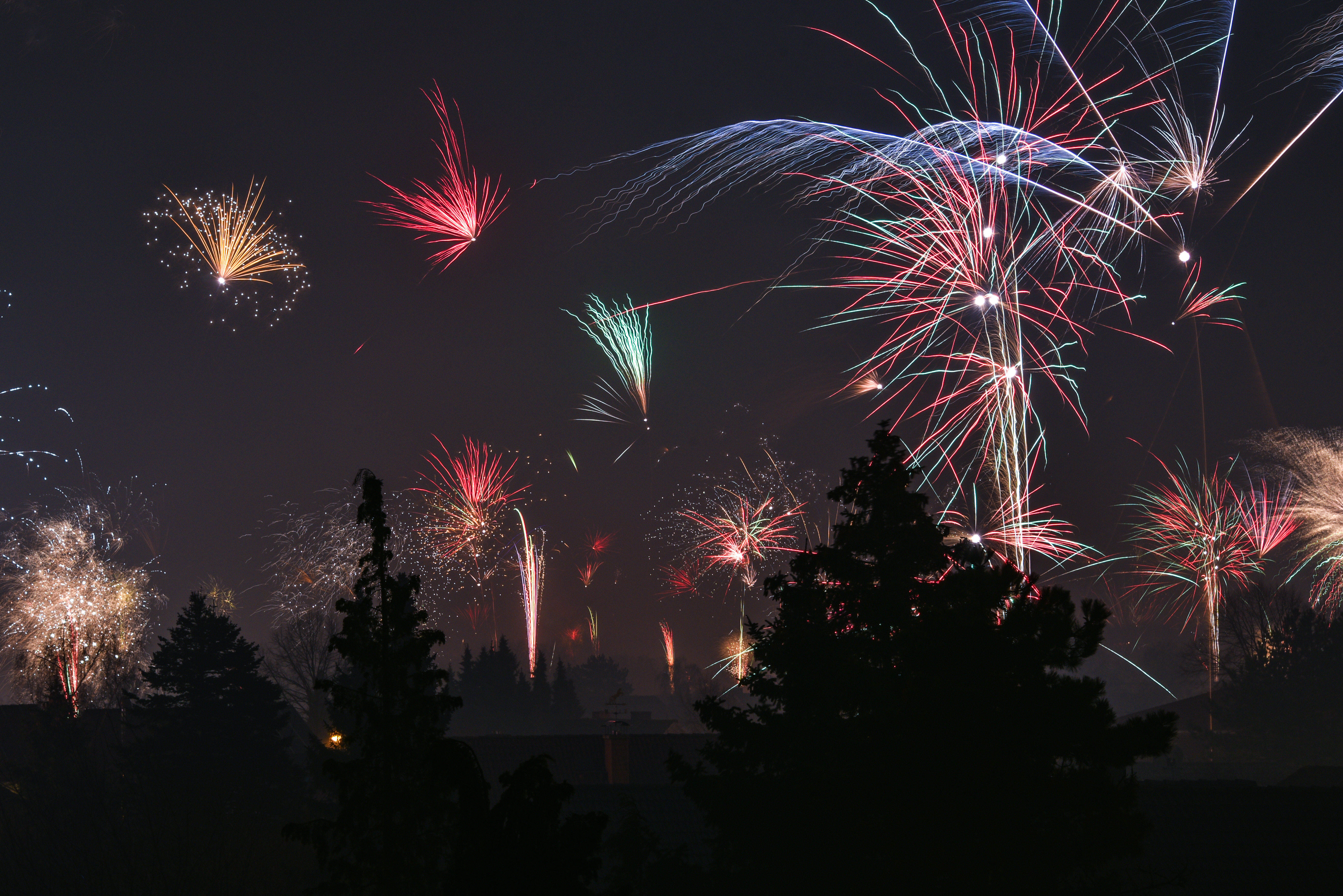 Raketen in der Silvesternacht: Niklas Petrak machte die Fotos in Altlünen.
