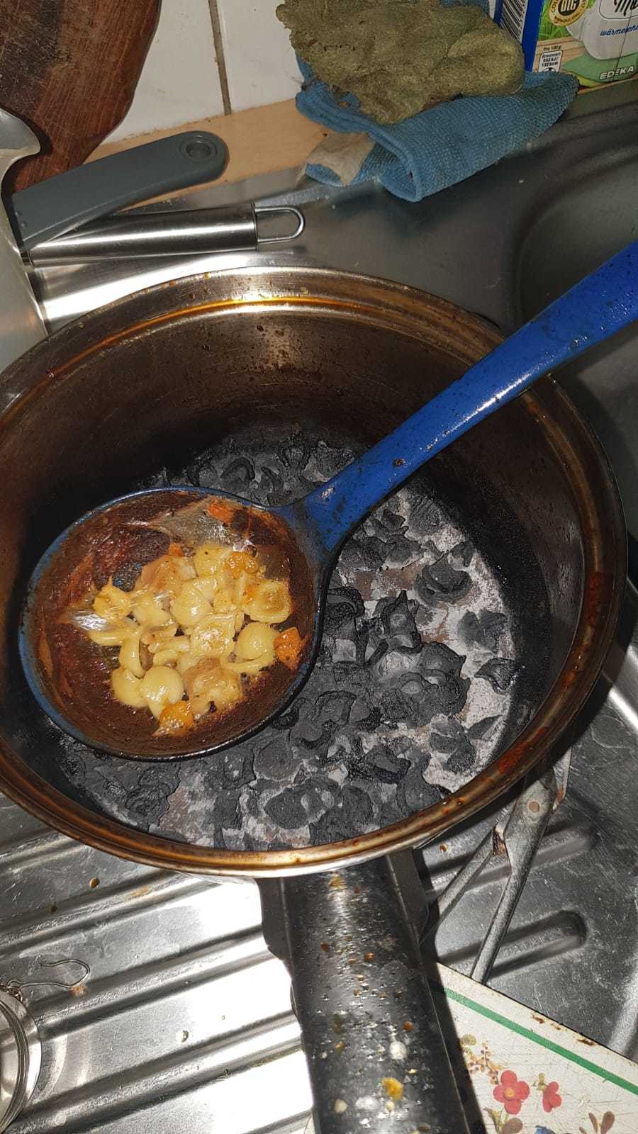 Vergessenes Essen auf einer angeschalteten Herdplatte war die Ursache für das Verrauchen der Wohnung in der Wetterhofstraße.