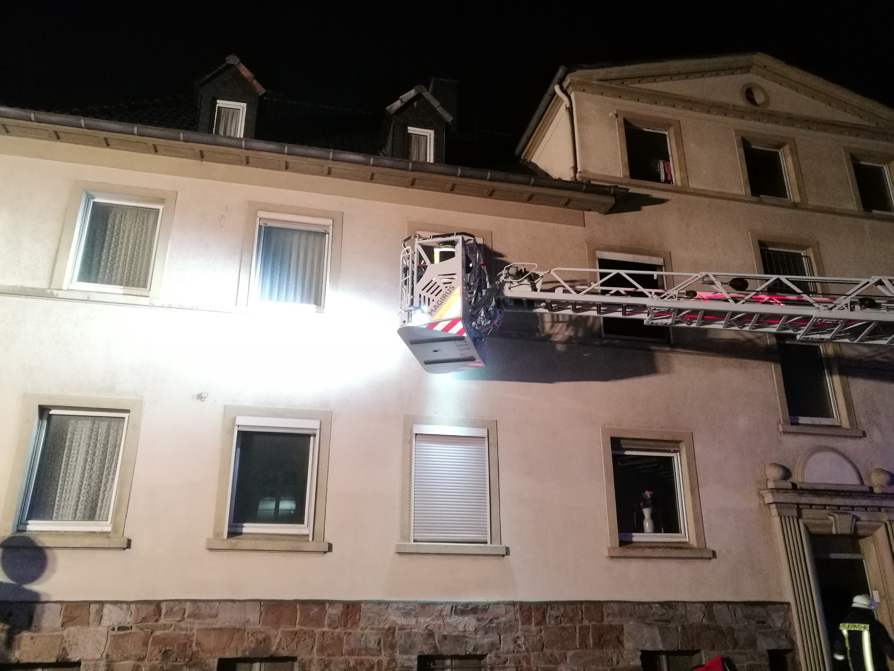 Zwei Erwachsene und zwei Kinder wurden vom Rettungsdienst aus der Brandwohnung gerettet, jeweils eine weitere Person befand sich in der Kellerwohnung, im Dachgeschoss und in der Nachbarwohnung, auch diese wurden umgehend ins Freie gebracht.