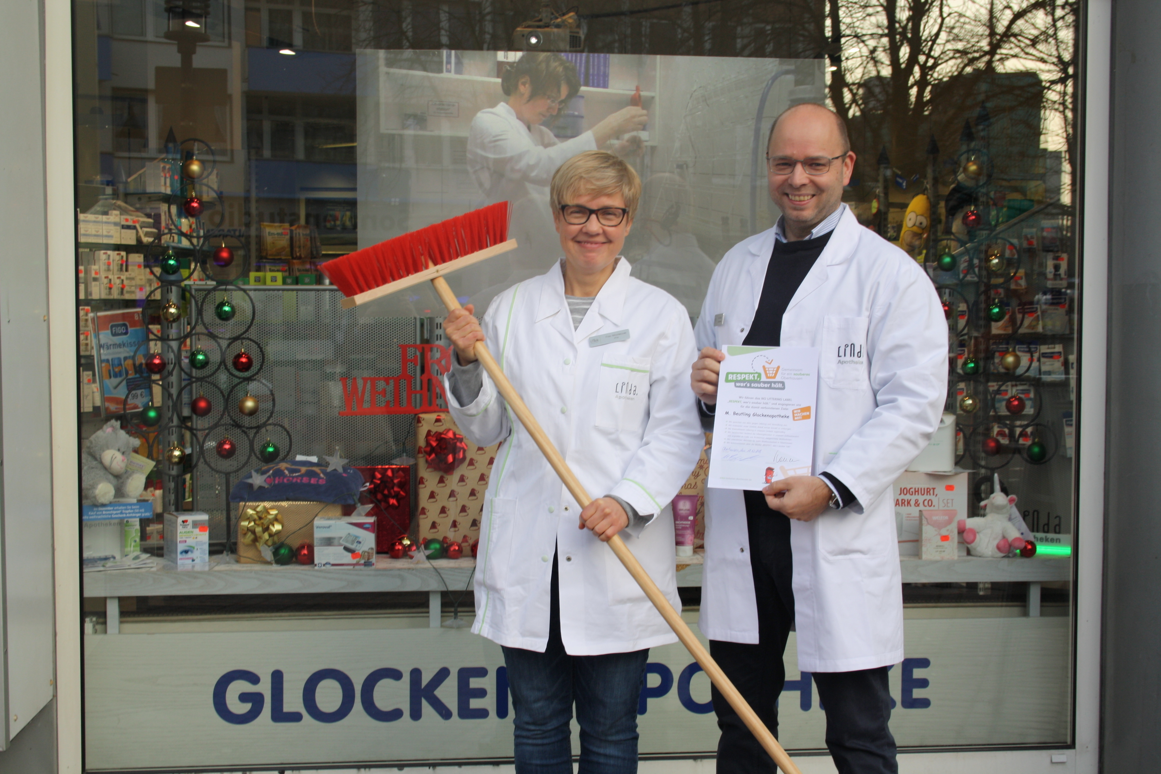 Martin Beutling und seine Mitarbeiterin Sandra Micolaiczak von der Glocken-Apotheke. Foto: privat