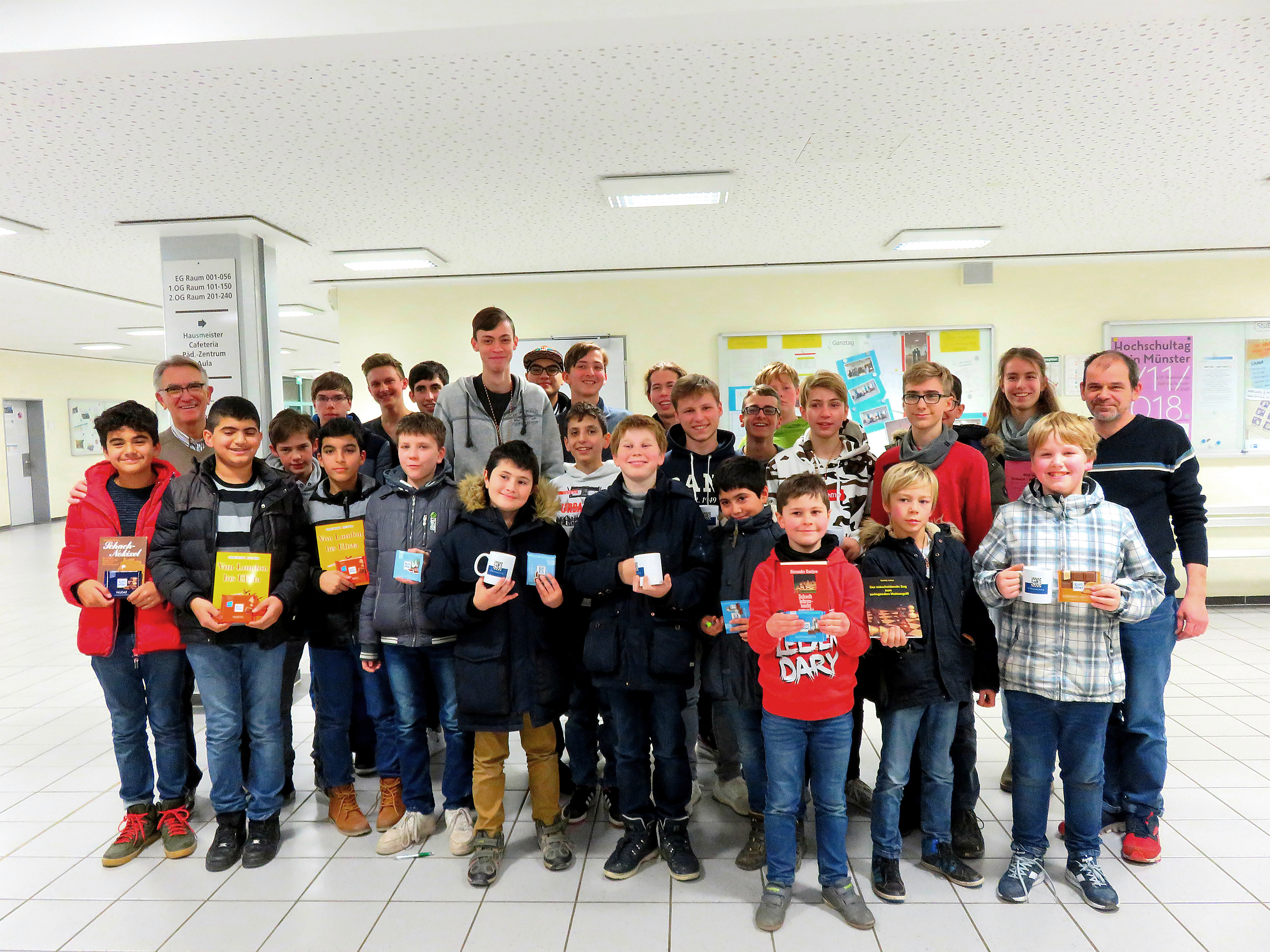 Die Jugendleiter des SV Rochade Eving, Werner Regber und Werner Wilfried Jentzsch, bescherten die beim Weihnachtsturnier erfolgreichen Schach-Nachwuchsspieler.