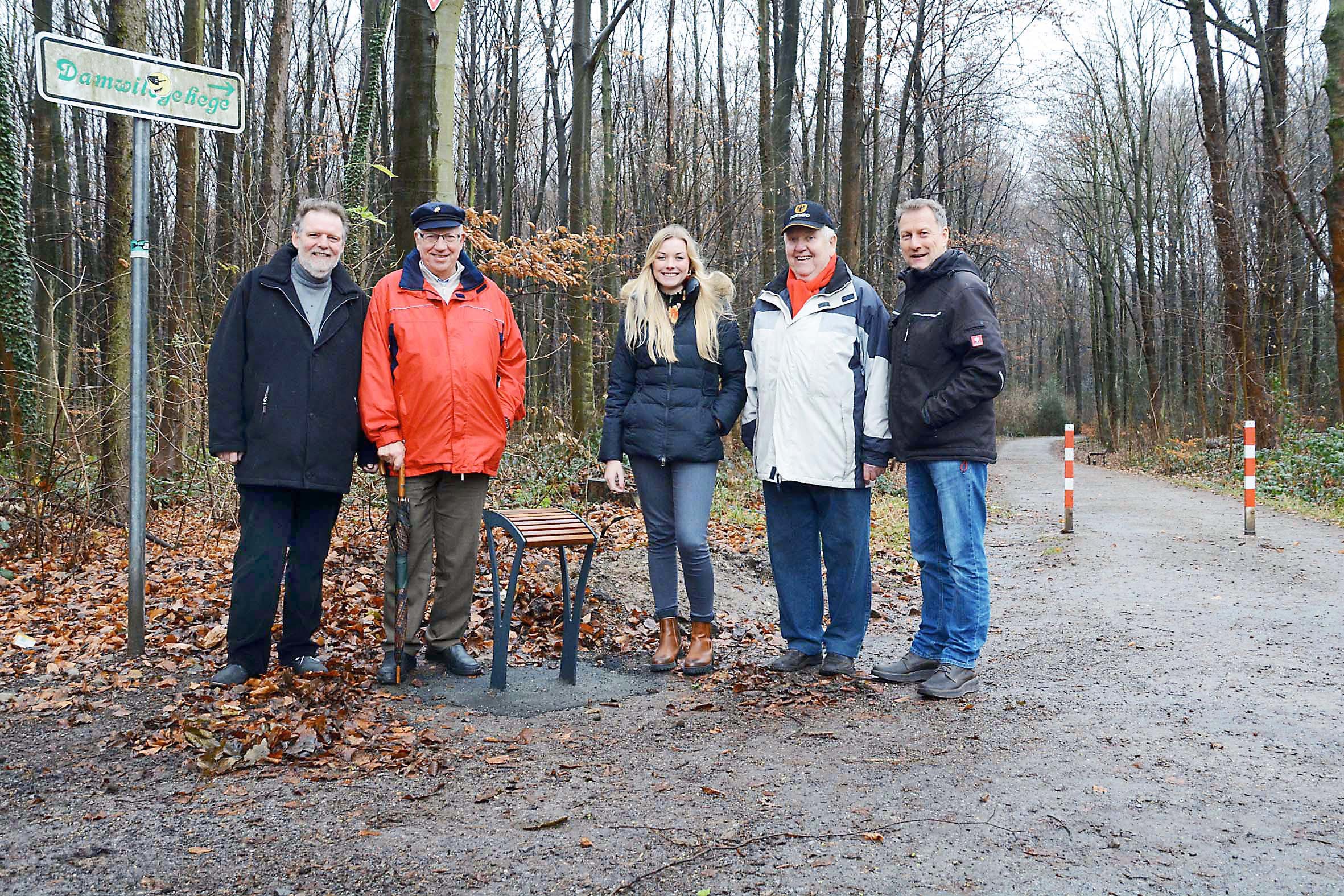 Am Süggelweg, an der Zuwegung zu Süggelwald und Damwild-Gehege, stellten Seniorenbeirat und Seniorenbüro Eving, Tiefbauamt und Bezirksvertretung eine der ersten neuen Kurz-Sitzgelegenheiten für Senioren vor.
