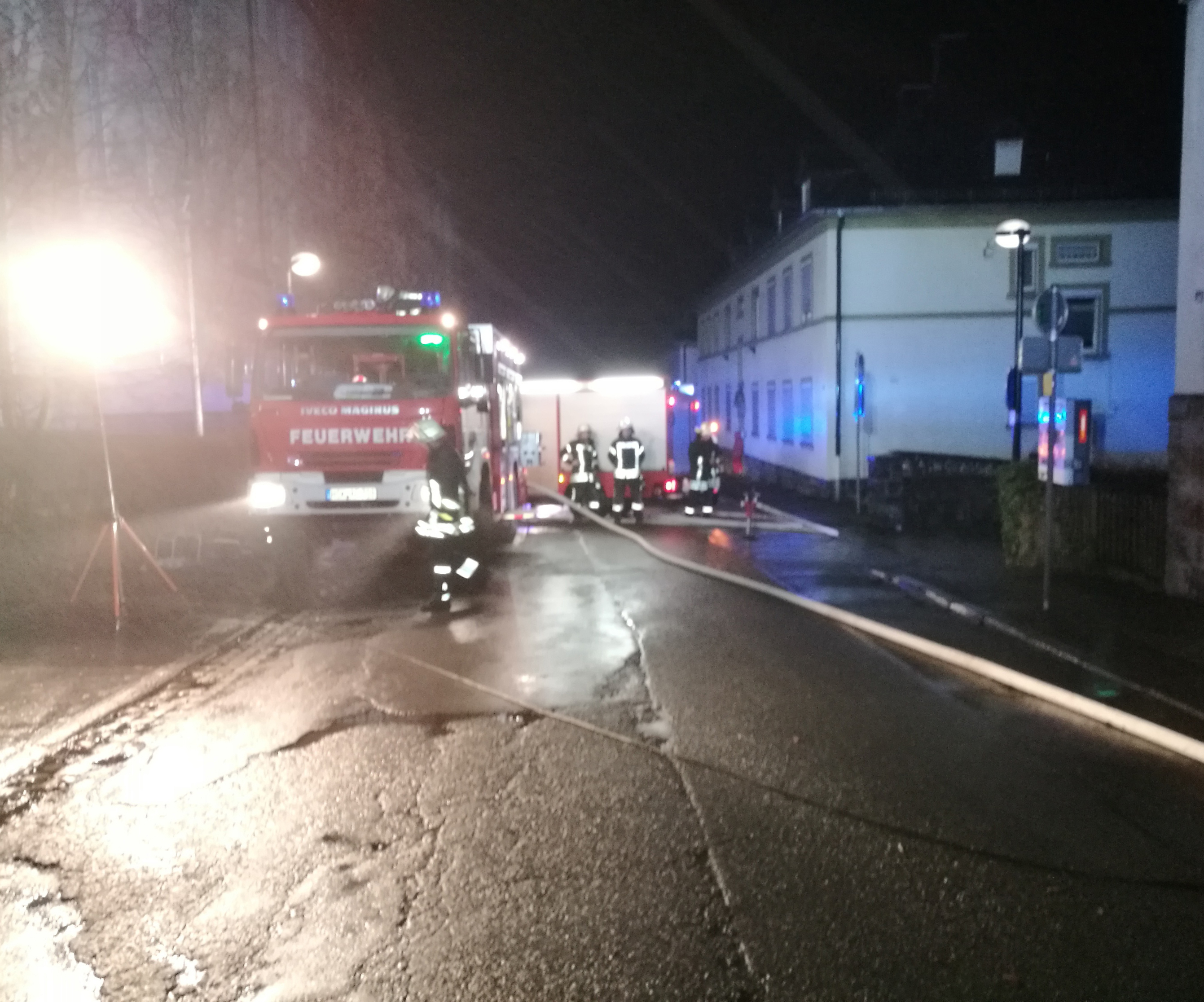 in Feuer im Schlafzimmer eines Mehrfamilienhauses an der Seibertzstraße sorgte in der Neujahrsnacht für einen Großeinsatz von Feuerwehr und Rettungsdienst.