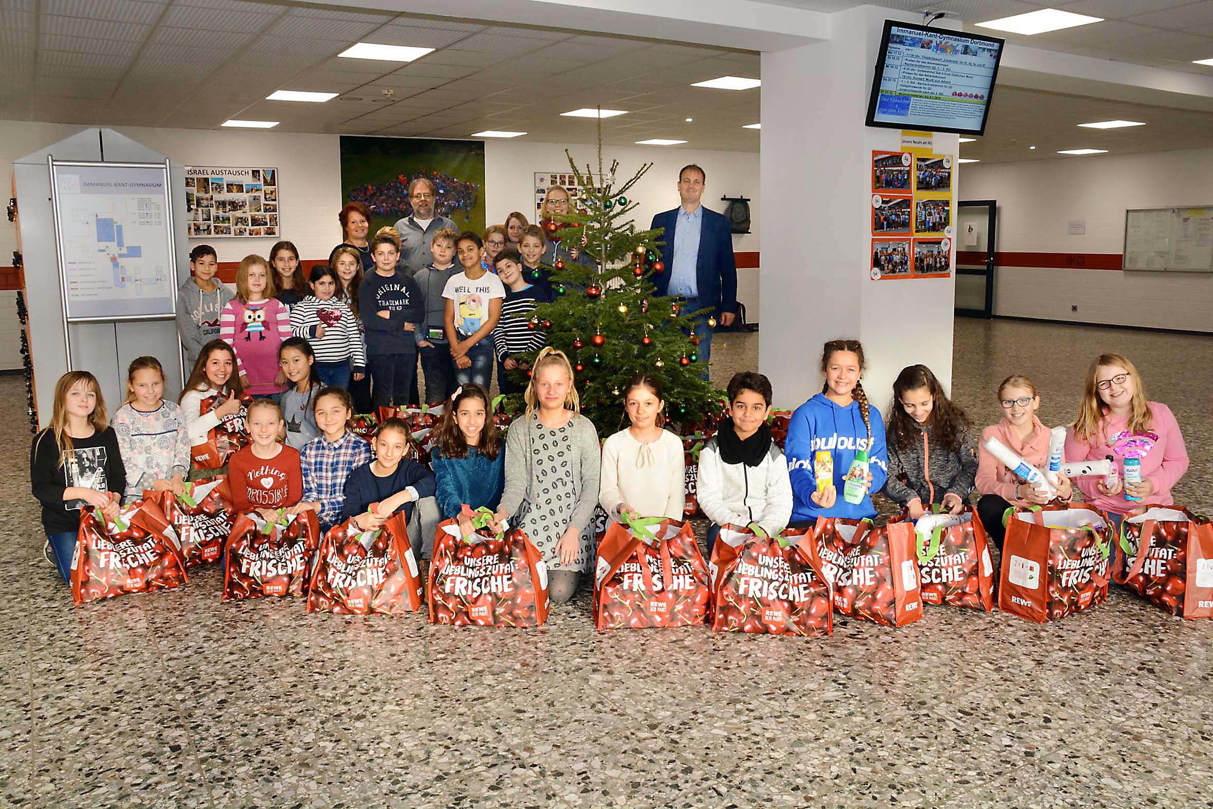 Vertreter von Eltern- und Schülerschaft sowie der Schulleitung des IKG in Asseln überreichten Katja Band (hinter dem Weihnachtsbaum stehend) die Spenden für die Jugendnotschlafstelle in Körne.