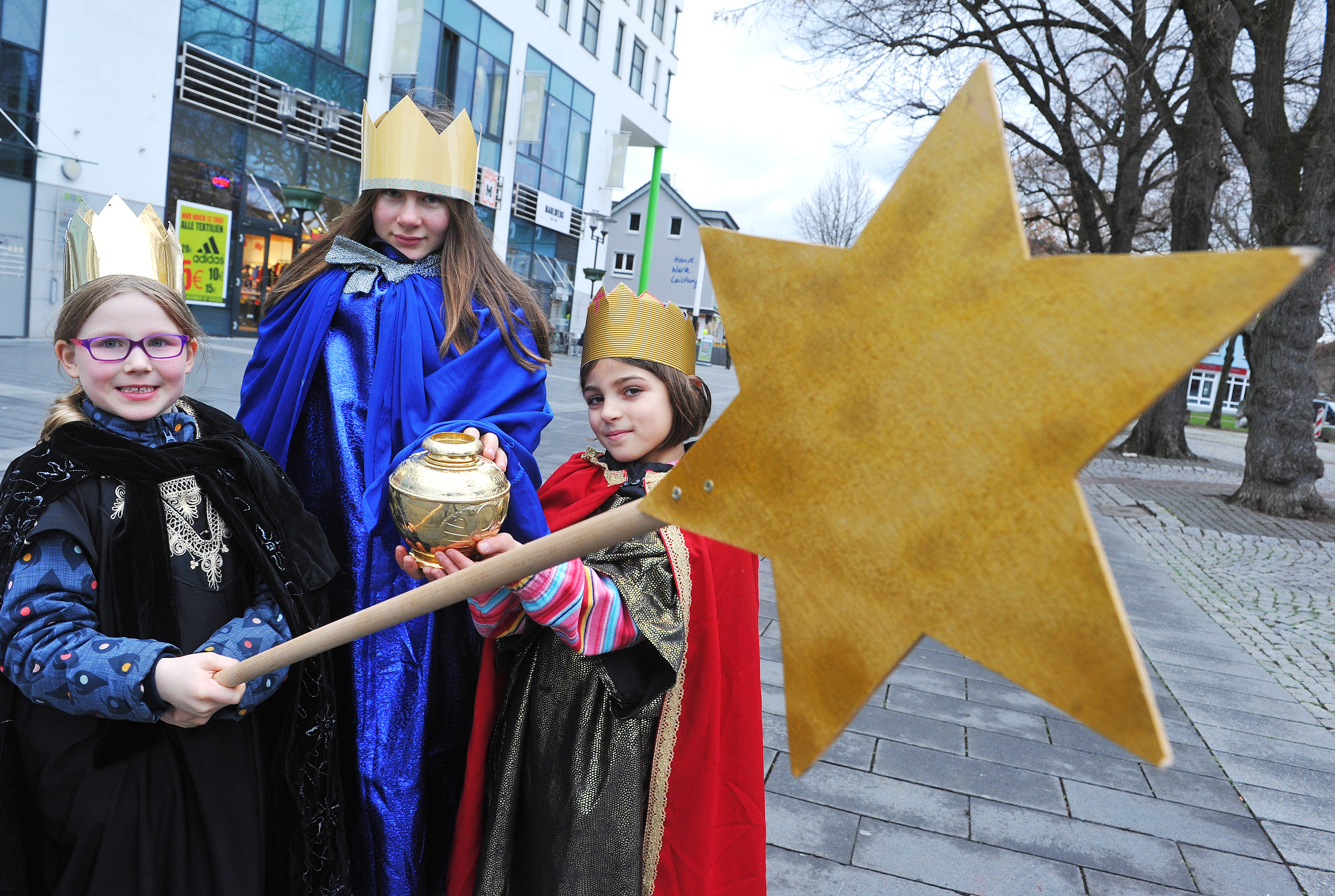 Kinder, die weder Wind noch Wetter scheuen und sich mit ganzem Herzen in den Dienst der guten Sache stellen: Lea, Mila und Lena gehören zu den Sternsingern in Langenfeld.