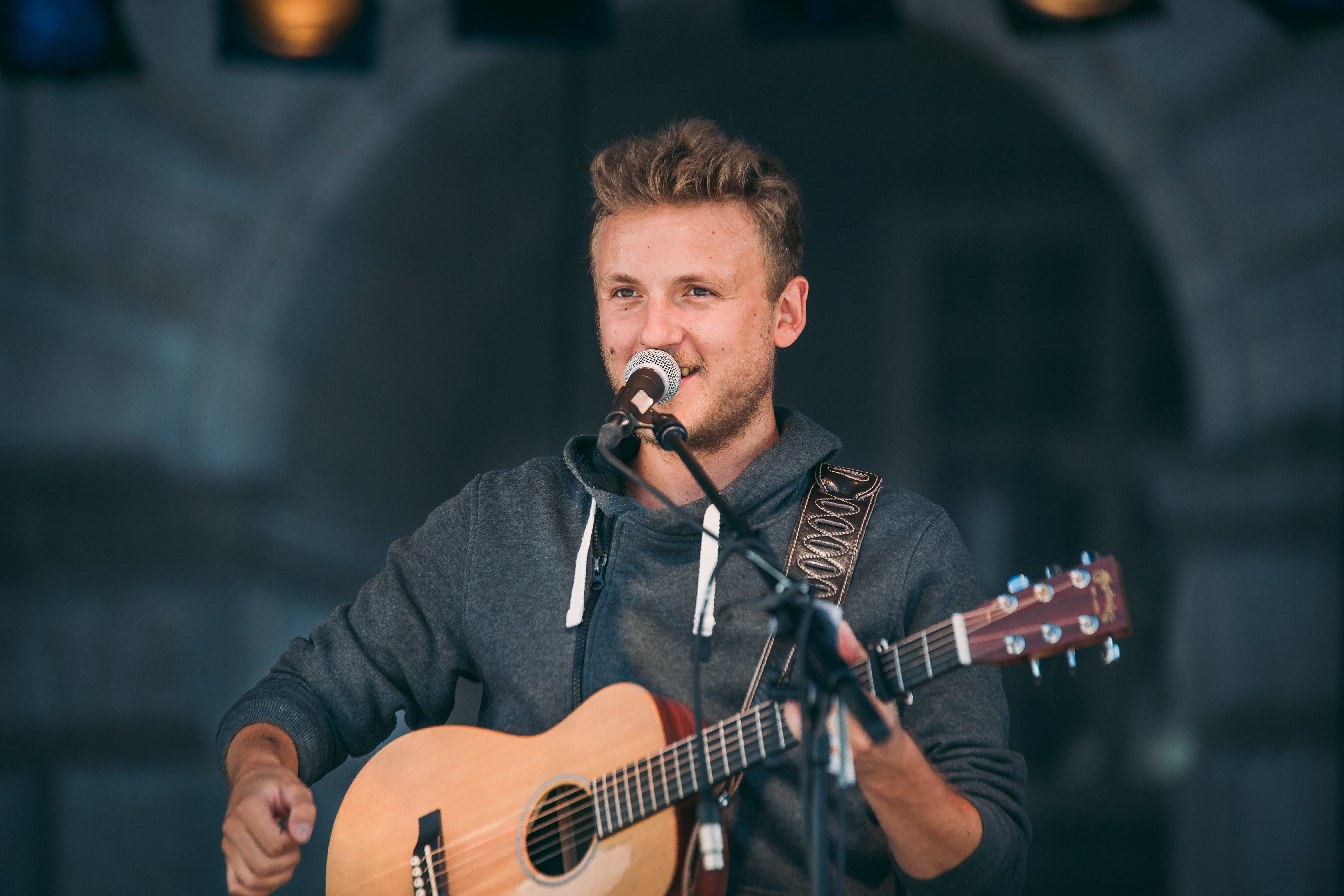 Philipp Hemmelmann fing als Straßenmusiker an und war bereits in Slowenien in einer Musikshow.