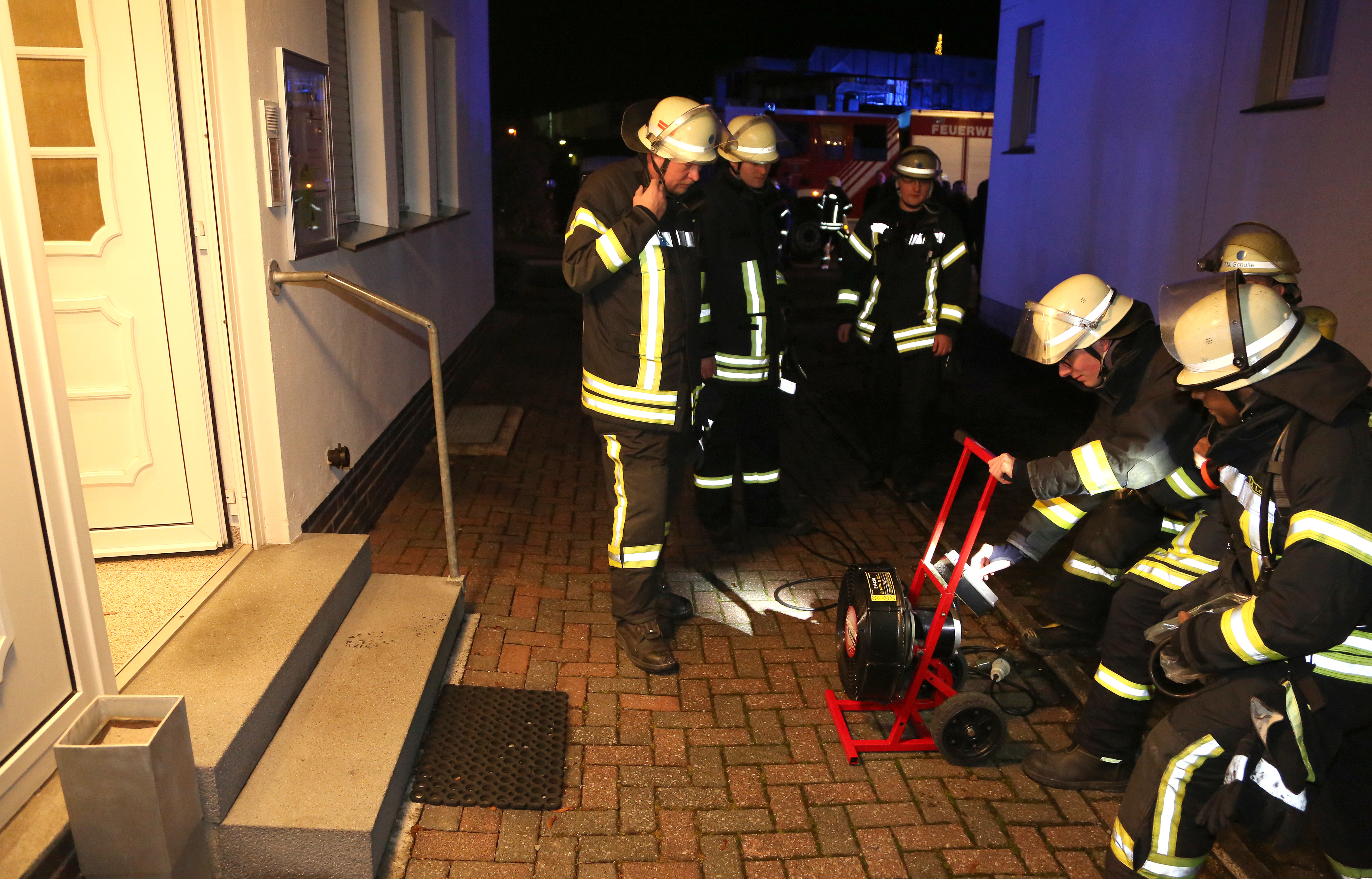 30 Einsatzkräfte rückten bei dem Brand in der Wetterhofstraße in Arnsberg an.