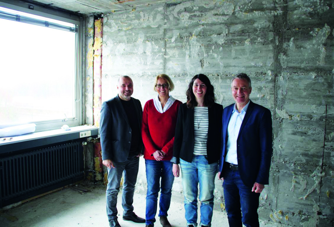 Bürgermeister Ralf Paul Bittner, Ingrid Rengier, Michaela Röbke und Thomas Vielhaber (v.li.) in einem bereits entkernten Raum.