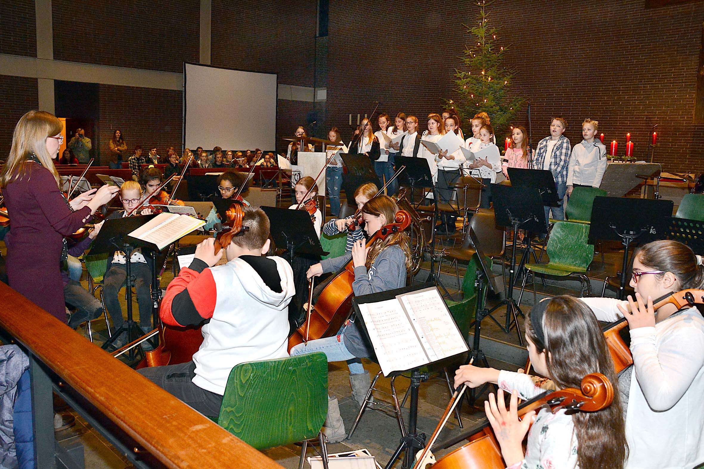 Beim Weihnachtskonzert des IKG spielte unter anderem die Streicherklasse der Jahrgangsstufe 6 zum Gesang des Chors der Klasse 6d und des Mittelstufenchors.