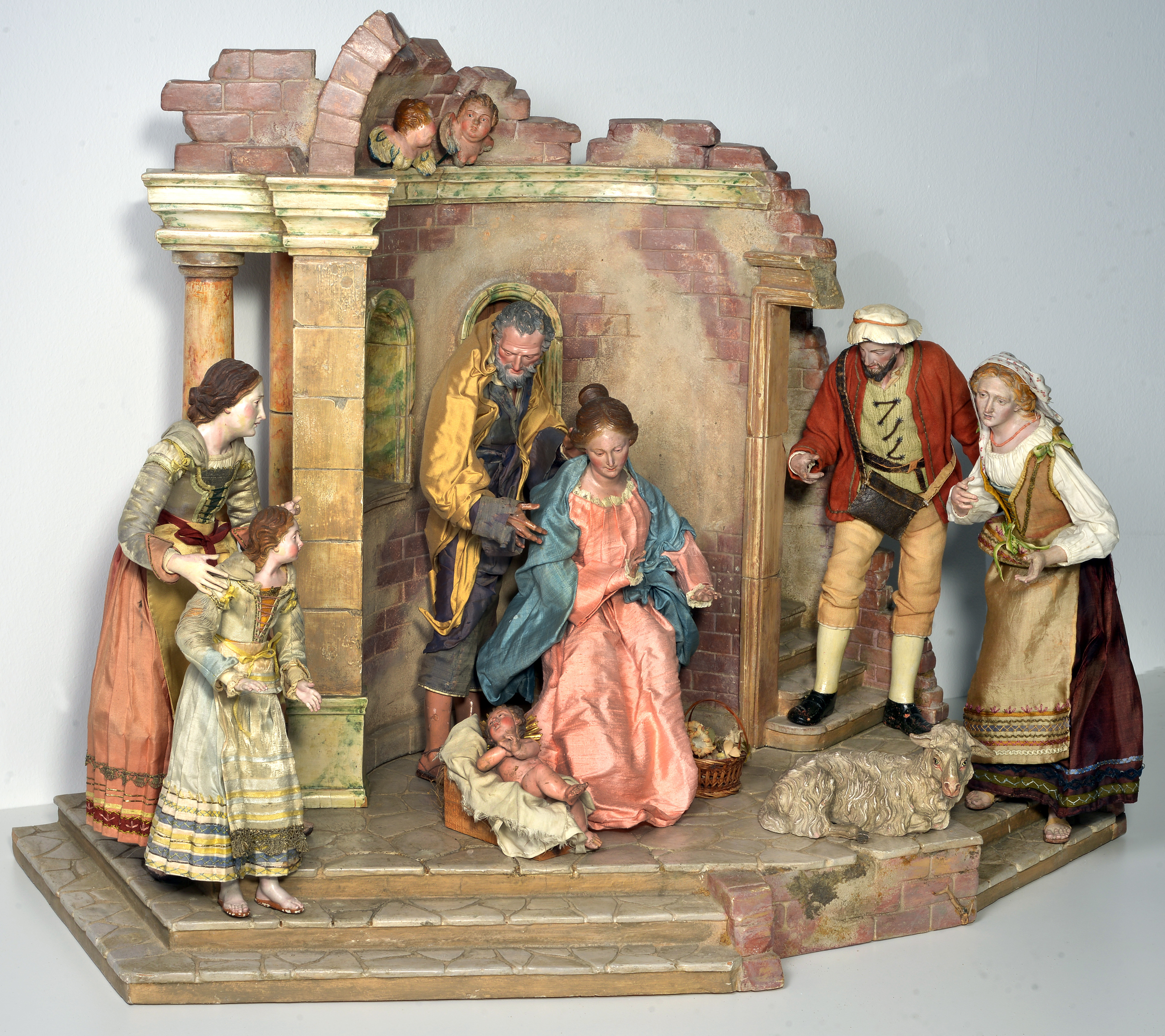Die Darstellung zeigt die Anbetung des Kindes. Die Krippe ist Teil der Ausstellung im Xantener Stiftsmuseum und wurde vom Niederrheinischen Museum für Volkskunde und Kulturgeschichte Kevelaer zur Verfügung gestellt.