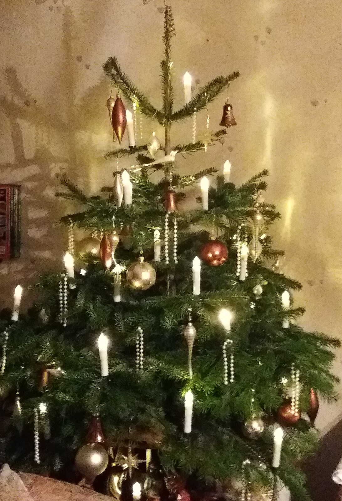 Jeglicher Weihnachtsschmuck muss vor der Abholung von den Bäumen entfernt.