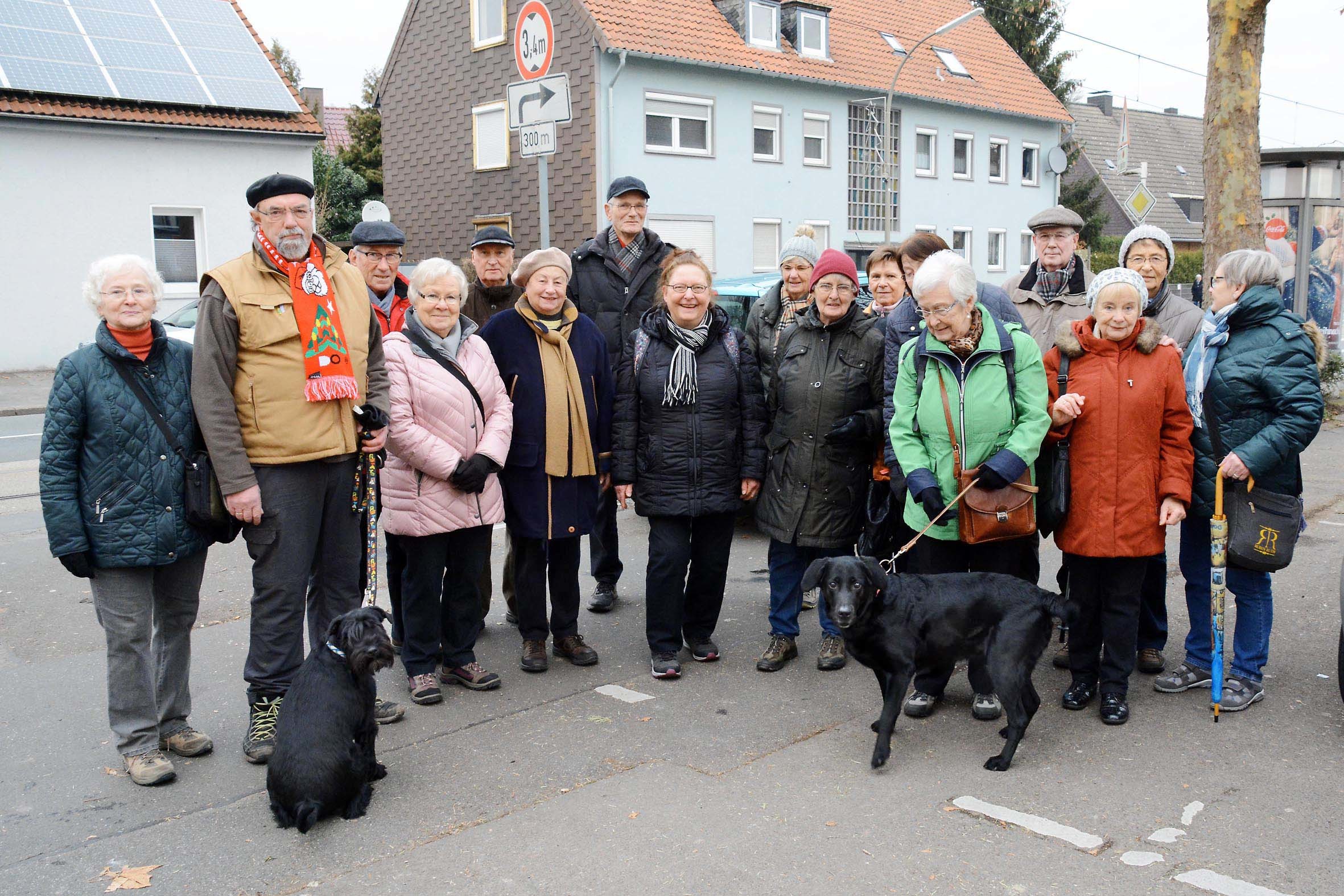 Traditioneller Treffpunkt vor vielen Wanderungen ist für die SGV-Abteilung Wickede-Asseln auf dem kleinen Platz am Wickeder Hellweg vor der Marie-Apotheke.