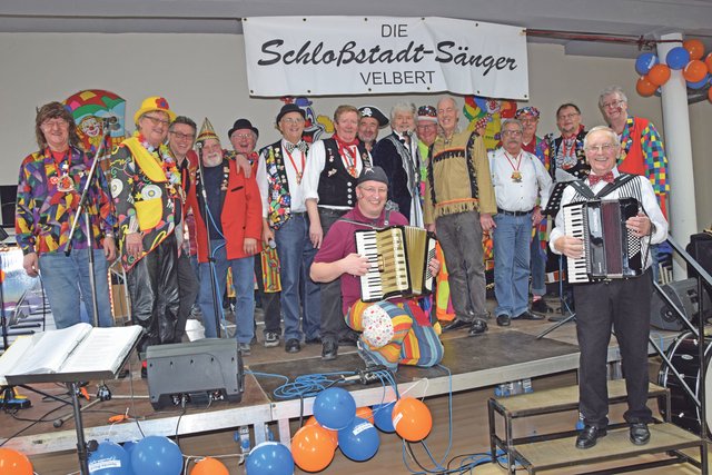 Bunt kostümiert und bester Laune - so stehen die Schlossstadtsänger in der Karnevalszeit auf den verschiedensten großen und kleinen Bühnen in der Region.