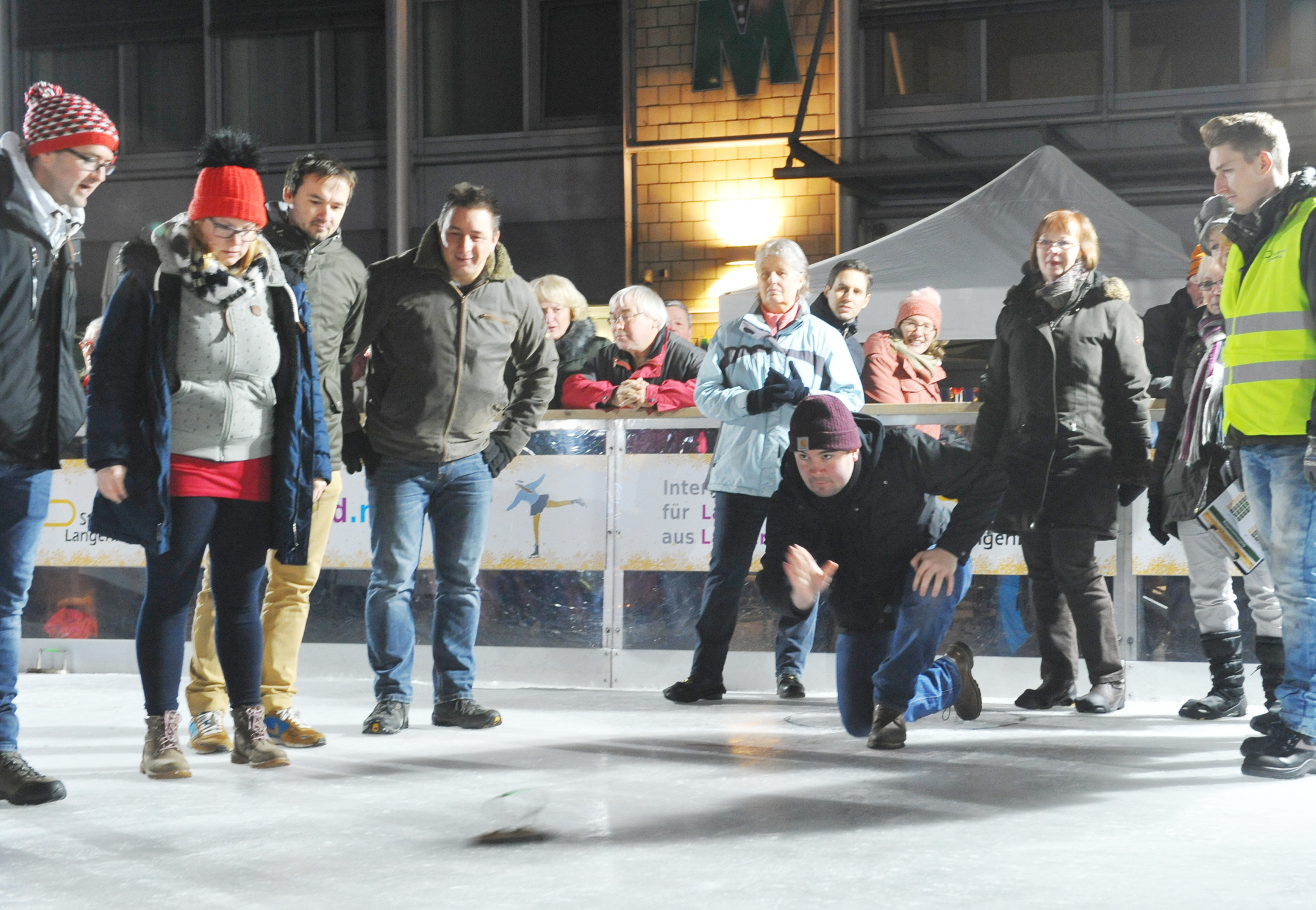 Beim Ostfriesen-Curling geht es darum, seine Bügeleisen näher an den Mittelpunkt eines Zielkreises auf einer Eisbahn zu spielen als die gegnerische Mannschaft.
Foto: Michael de Clerque