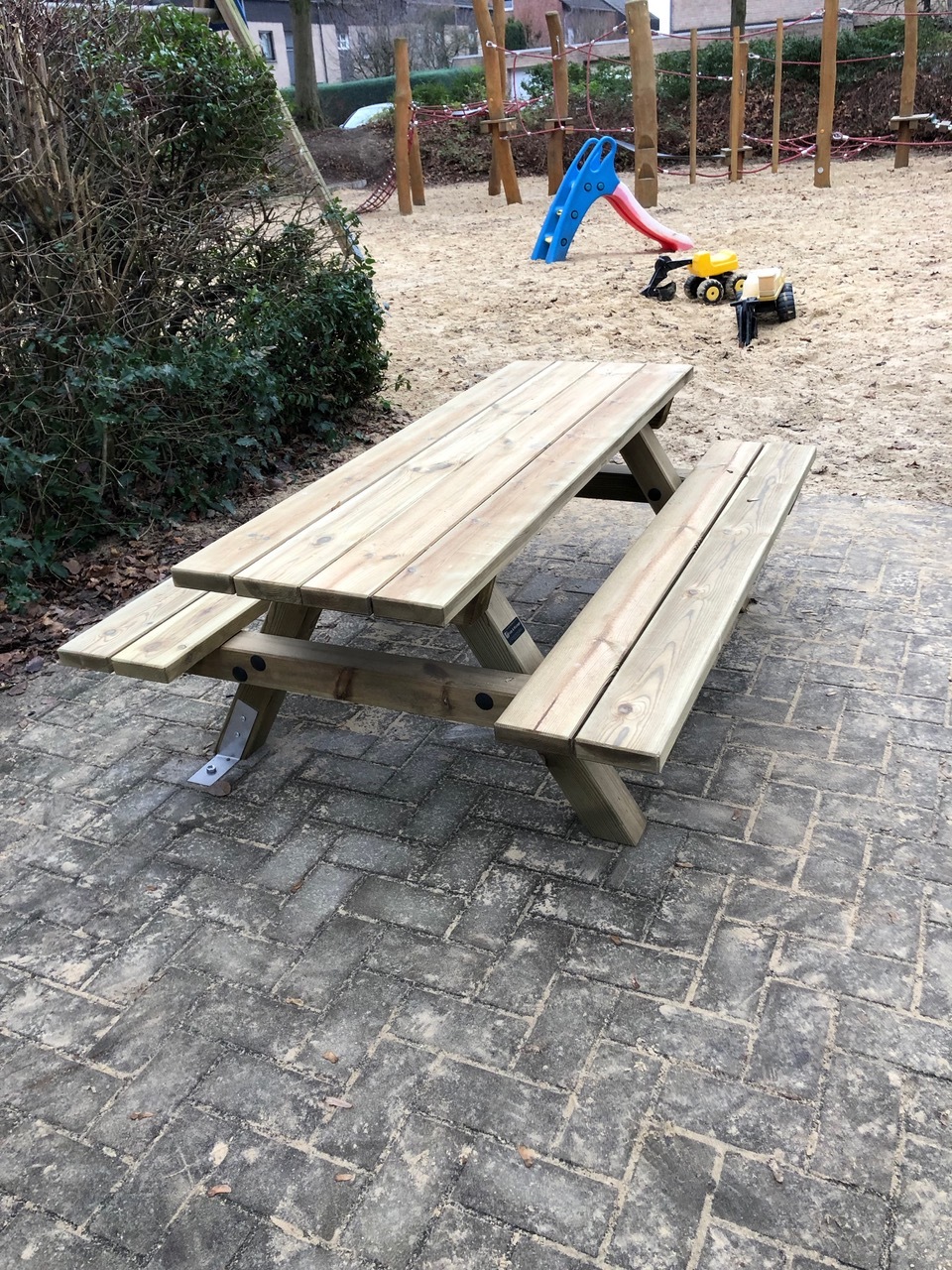 Auf dem Spielplatz am Bonhoeffer Ring in Lembeck haben unbekannte eine neue Sitzkombination für Kinder aus der Verankerung gelöst und sie mitgenommen.