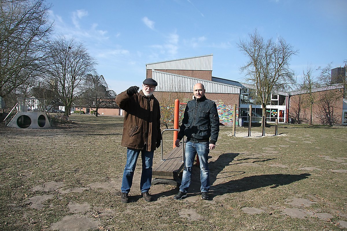 Marc Friedrich (r.) und Walther Winkelmann von der Bürgerinitiative "Hände weg vom Bolzplatz" sind sehr zufrieden mit der Lösung für den Bolzplatz.