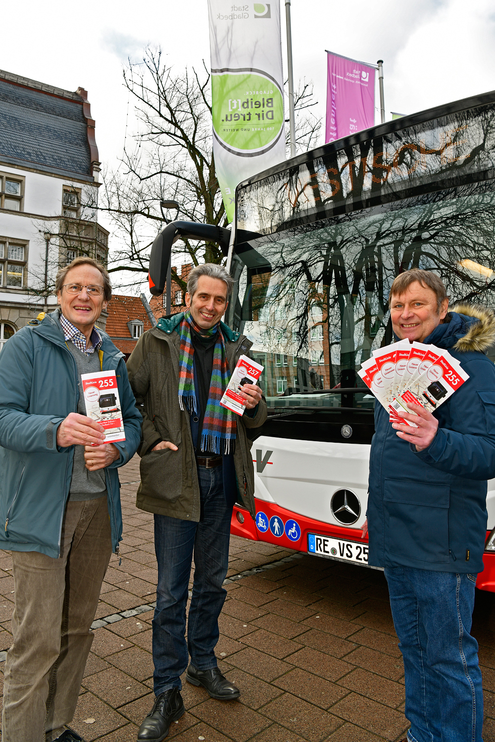 Präsentierten (von rechts nach links) den neuen Vestischen-Fahrplan für Gladbeck, der am 6. Januar in Kraft tritt: Norbert Konegen (Vestische-Pressesprecher), Stefan Höpel (Vestische-Verkehrsplaner) und Thoma Ide (Verkehrsplaner der Stadt Gladbeck).
