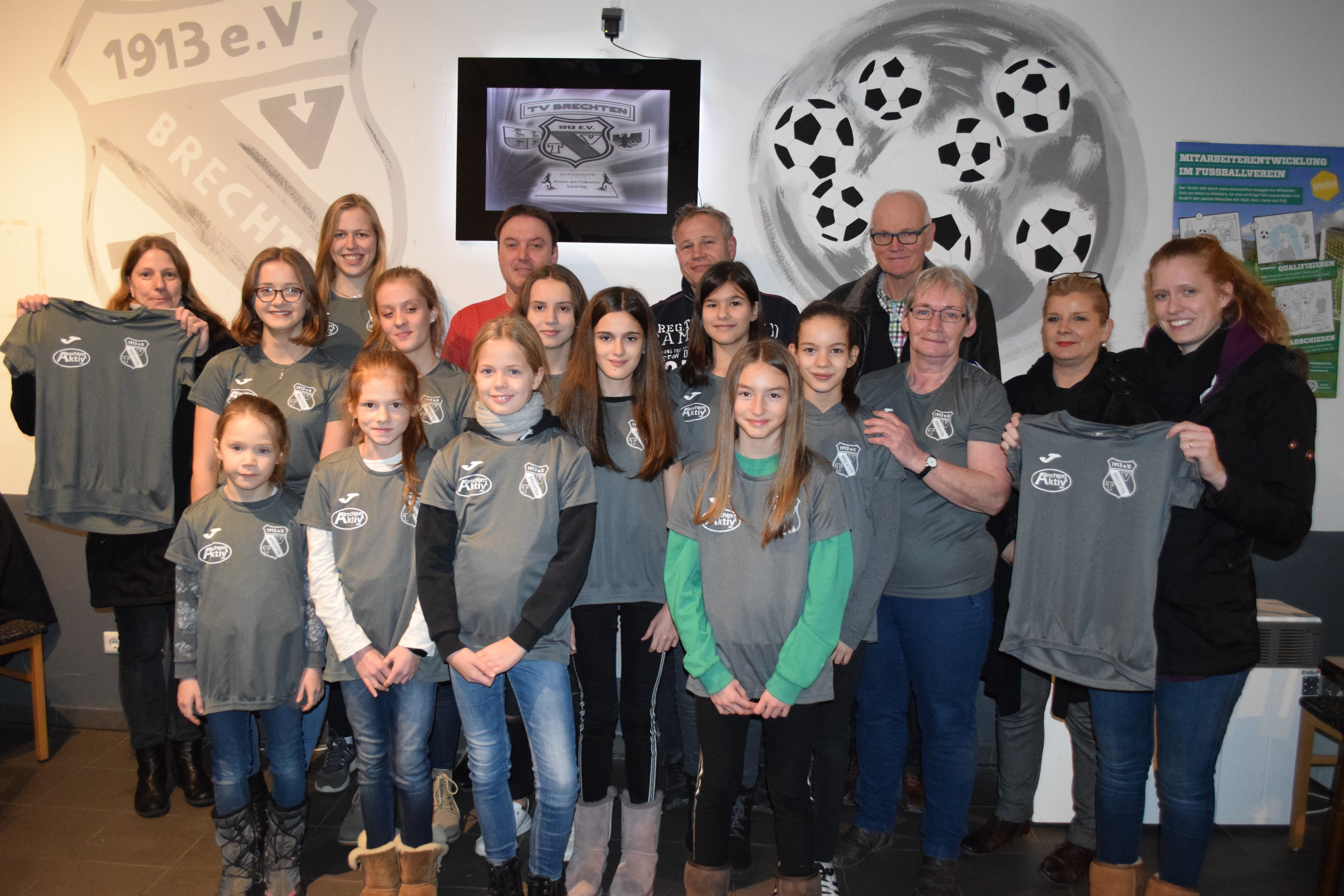 Das bei der Spendenübergabe im TVB-Vereinsheim entstandene Foto zeigt in der hinteren Reihe von links Daniel Heick (Heick Fugentecnik), Armin Weiskamp (Holzplus), Heinrich Scheiper (Scheipers Mühle), Annette Pelzer (Pflegecoaching - Pflegedienst) aus Reihen der IG "Brechten aktiv" sowie die Trampolin-Akteurinnen vom TV Brechten.