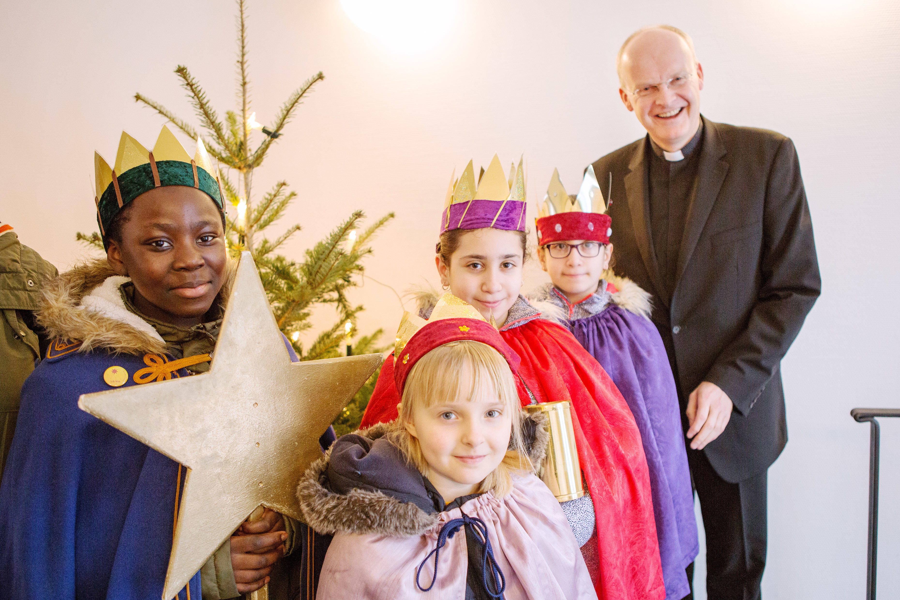 Für den guten Zweck ziehen die Sternsinger von Haus zu Haus. Natürlich machen sie vor Bischof Overbeck nicht Halt.