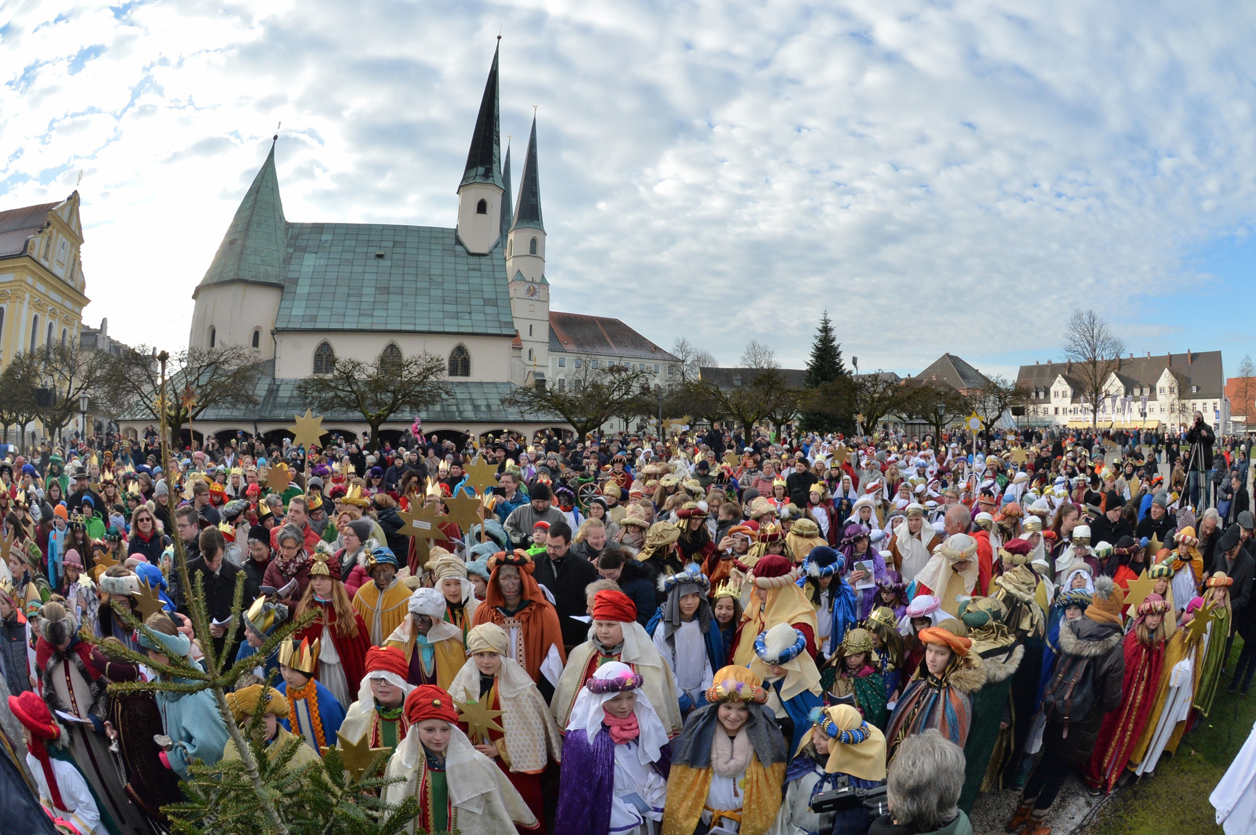 Eröffnung: In Altötting fand am 28. Dezember die bundesweite Eröffnung der 61. Aktion Dreikönigssingen statt. (Foto: Ralf Adloff / Kindermissionswerk)