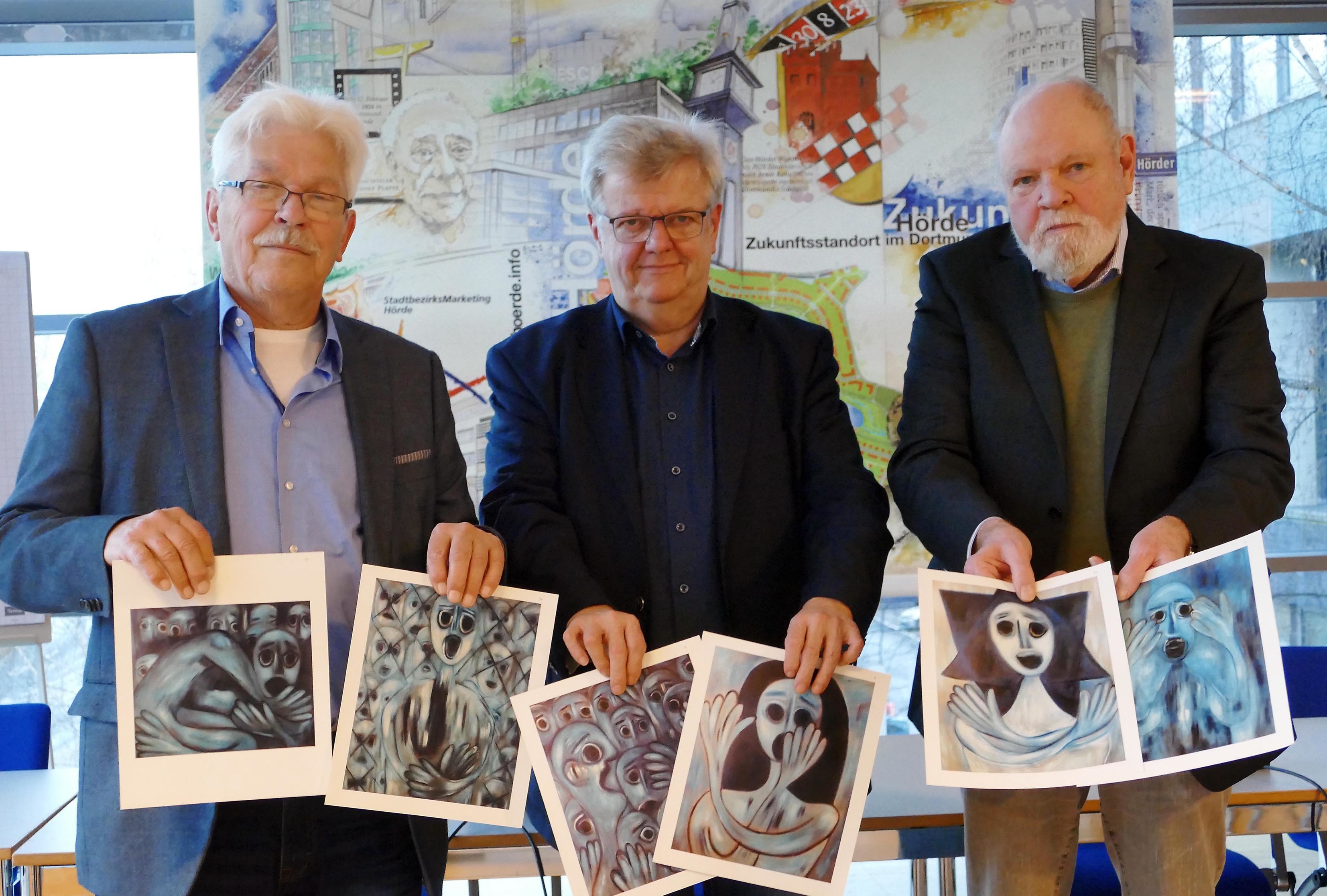 Georg Deventer, Klaus Lenser, Dieter Döring kündigen die Ausstellung "Walter Liggesmeyer: Es drängt die Zeit" ab morgen im Bürgersaal Hörder Bahnhofstraße 16 an.