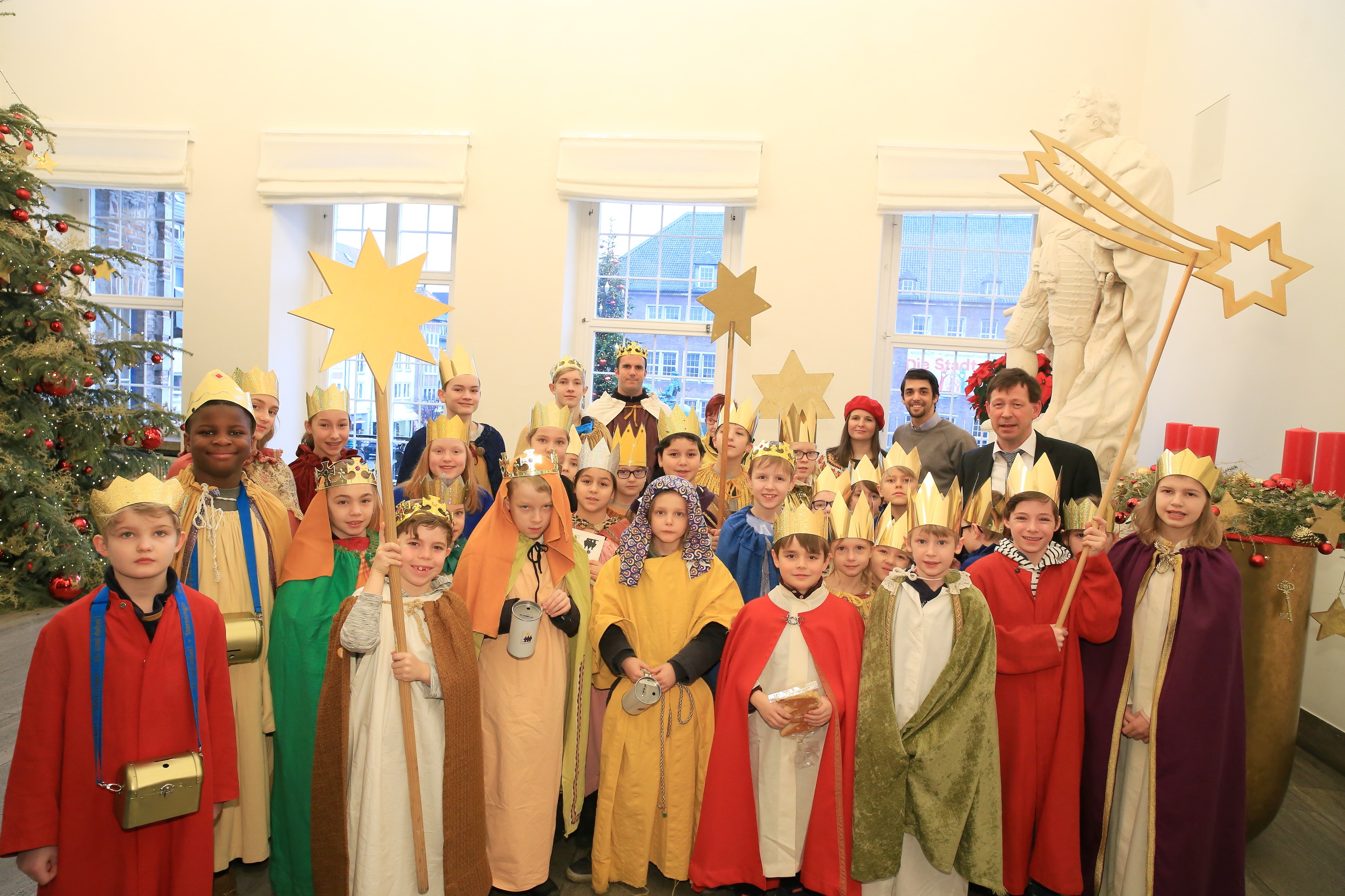 Stadtdirektor Burkhard Hintzsche empfängt die Sternsinger im Jan-Wellem-Saal des Rathauses. Foto: Landeshauptstadt Düsseldorf/Ingo Lammert