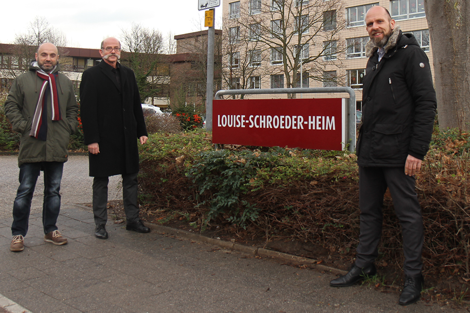 evo-Vertriebsmitarbeiter Yalcin Yüzlü, ASO-Geschäftsführer Udo Spiecker und evo-Vertriebsleiter Gregor Sieveneck vor der Senioreneinrichtung an der Siepenstraße. Foto: evo