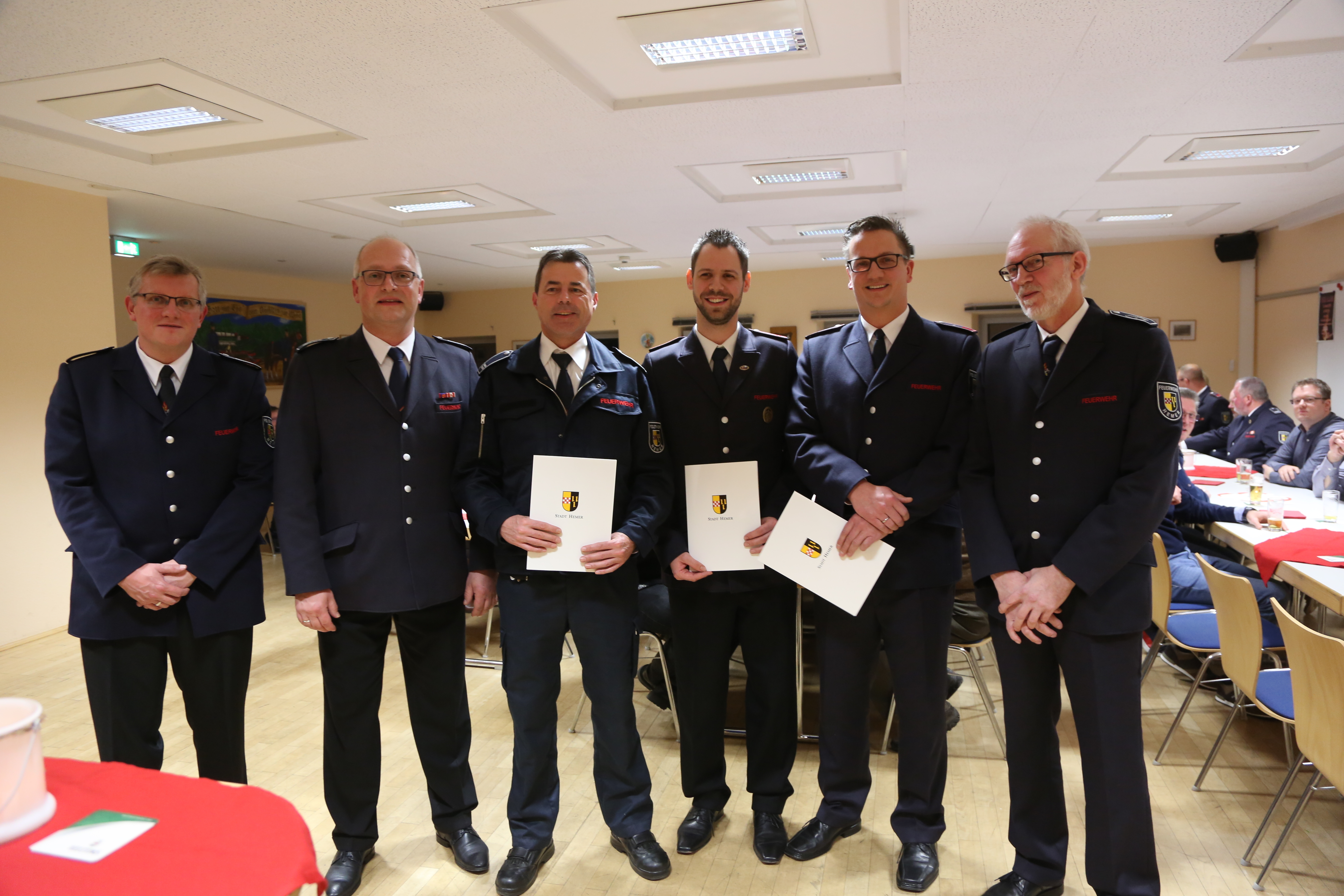 Hemers Feuerwehr-Leitung mit Frank Weiland (li.), Markus Heuel (2.v.l.) und Detlef Humbeck (re.) beglückwünschte Andreas Schulte, Bo-Manuel Stock und Markus Dodt (v.l.) zu ihren Aufgaben innerhalb der neuen Pressegruppe. Foto: Schulte