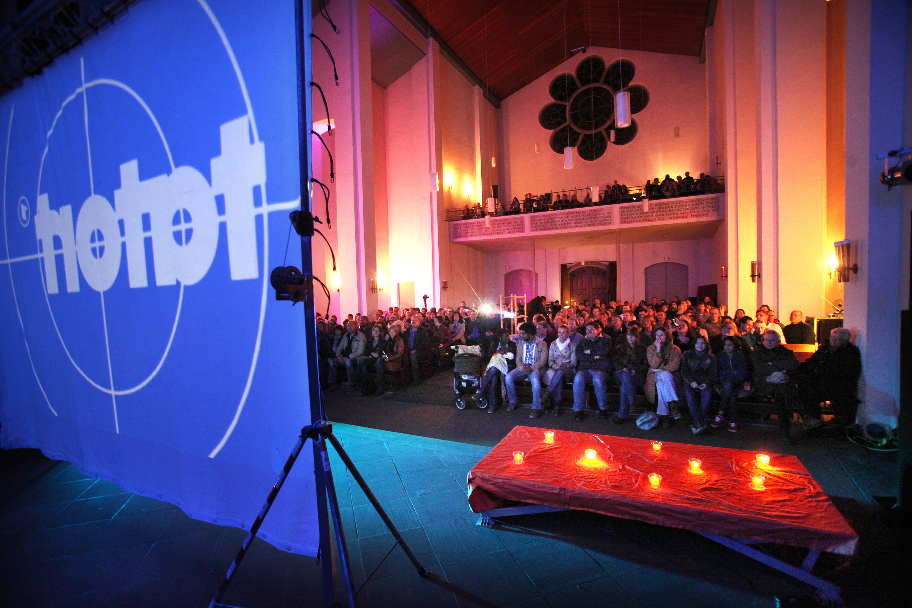 Der Kirchen-Tatort hat "Kult"-Charakter. Weit mehr als 300 Tatortfans kommen.