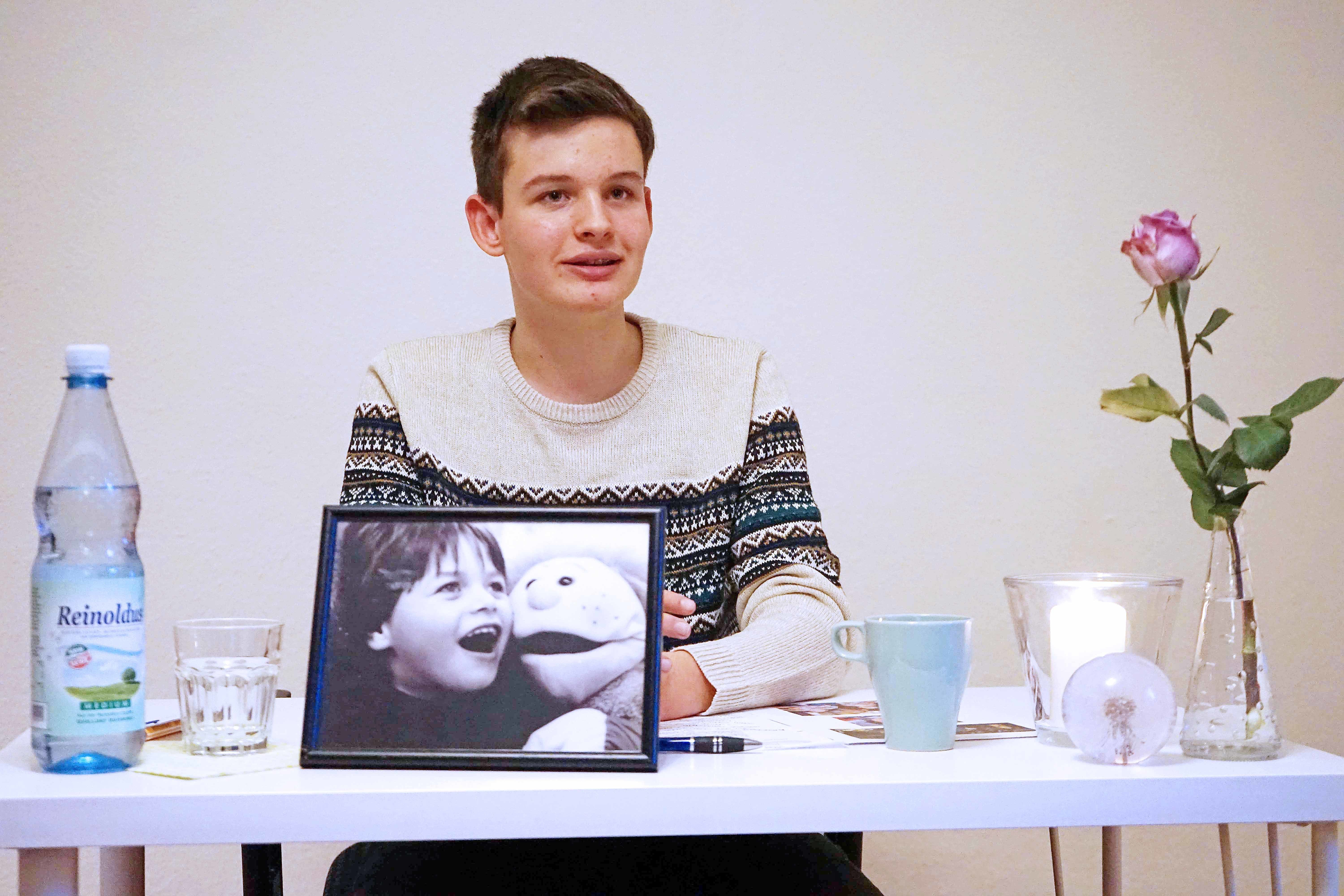 Marian Grau (16) las im Forum Dunkelbunt aus seinem Buch „Bruderherz“ und schilderte den Alltag als Bruder eines lebensverkürzend erkrankten Jungen.