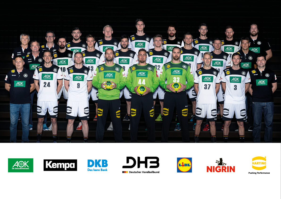 Auf dem Bild:
Hinten von links: Physiotherapeut Reinhold Roth, Phyisotherapeut Sven Raab, Jannik Kohlbacher, Patrick Wiencek, Finn Lemke, Steffen Fäth, Hendrik Pekeler, Steffen Weinhold, Teammanager Oliver Roggisch.
Mitte: Teamarzt Dr. Kurt Steuer, Fabian Wiede, Niclas Pieczkowski, Tim Suton, Franz Semper, Fabian Böhm, Martin Strobel, Christian Prokop.
Unten: Teamkoordinator Volker Schurr, Patrick Groetzki, Tobias Reichmann, Silvio Heinevetter, Dario Quenstedt, Andreas Wolff, Matthias Musche, Uwe Gensheimer, Co-Trainer Alexander Haase.
Foto: Sascha Klahn/DHB