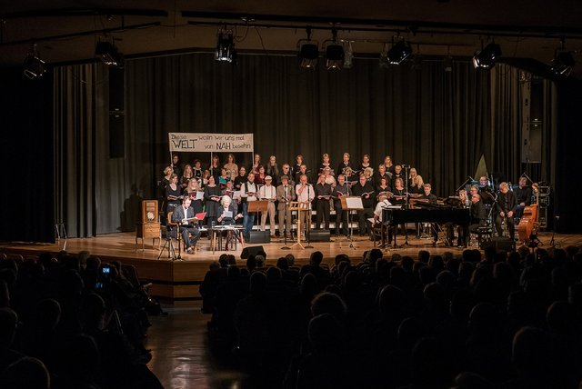 Die letzten Heuler geben ein biografisches Konzert mit dem Titel „Zwischen Bar und Barrikade“.