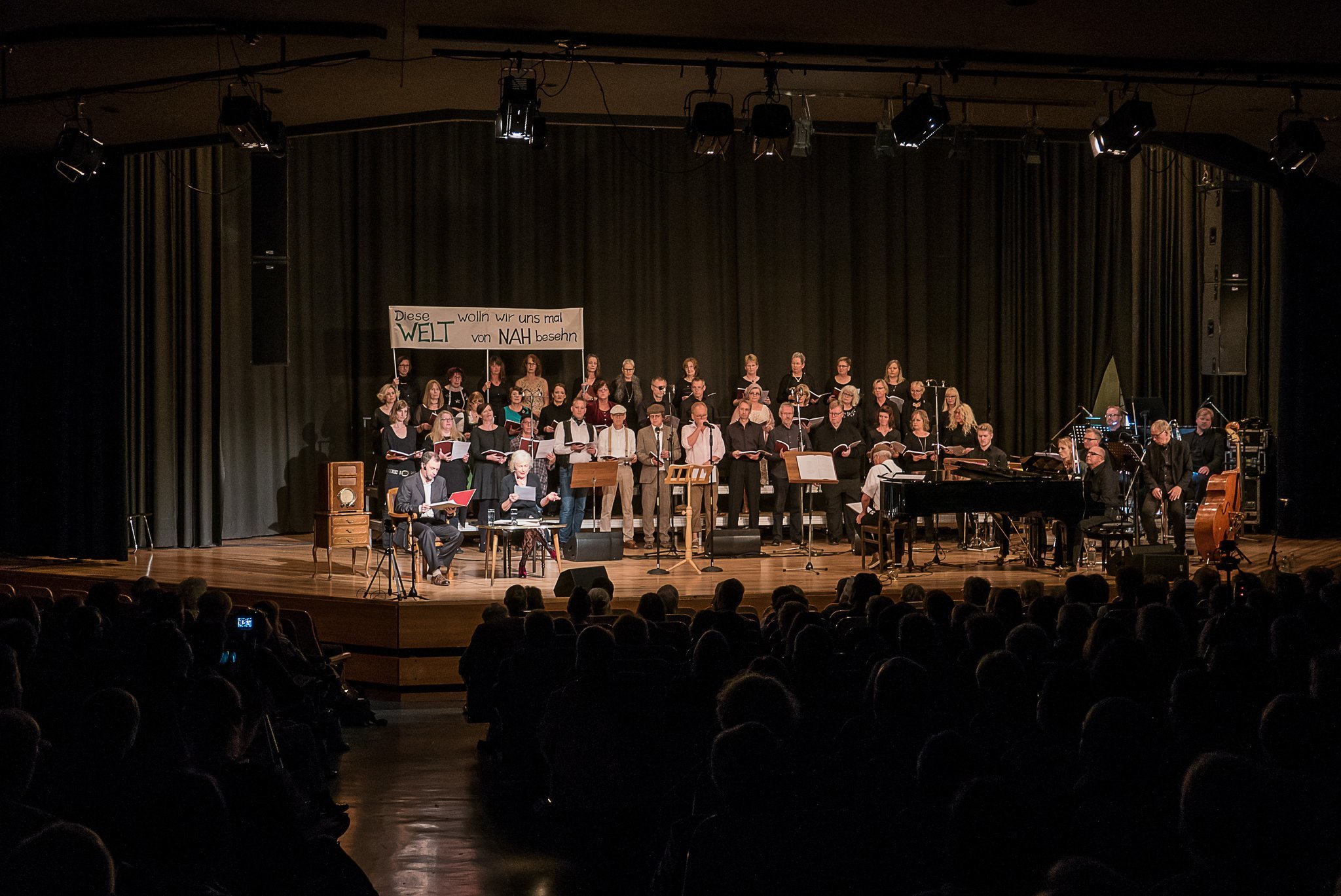 Die letzten Heuler geben ein biografisches Konzert mit dem Titel „Zwischen Bar und Barrikade“.